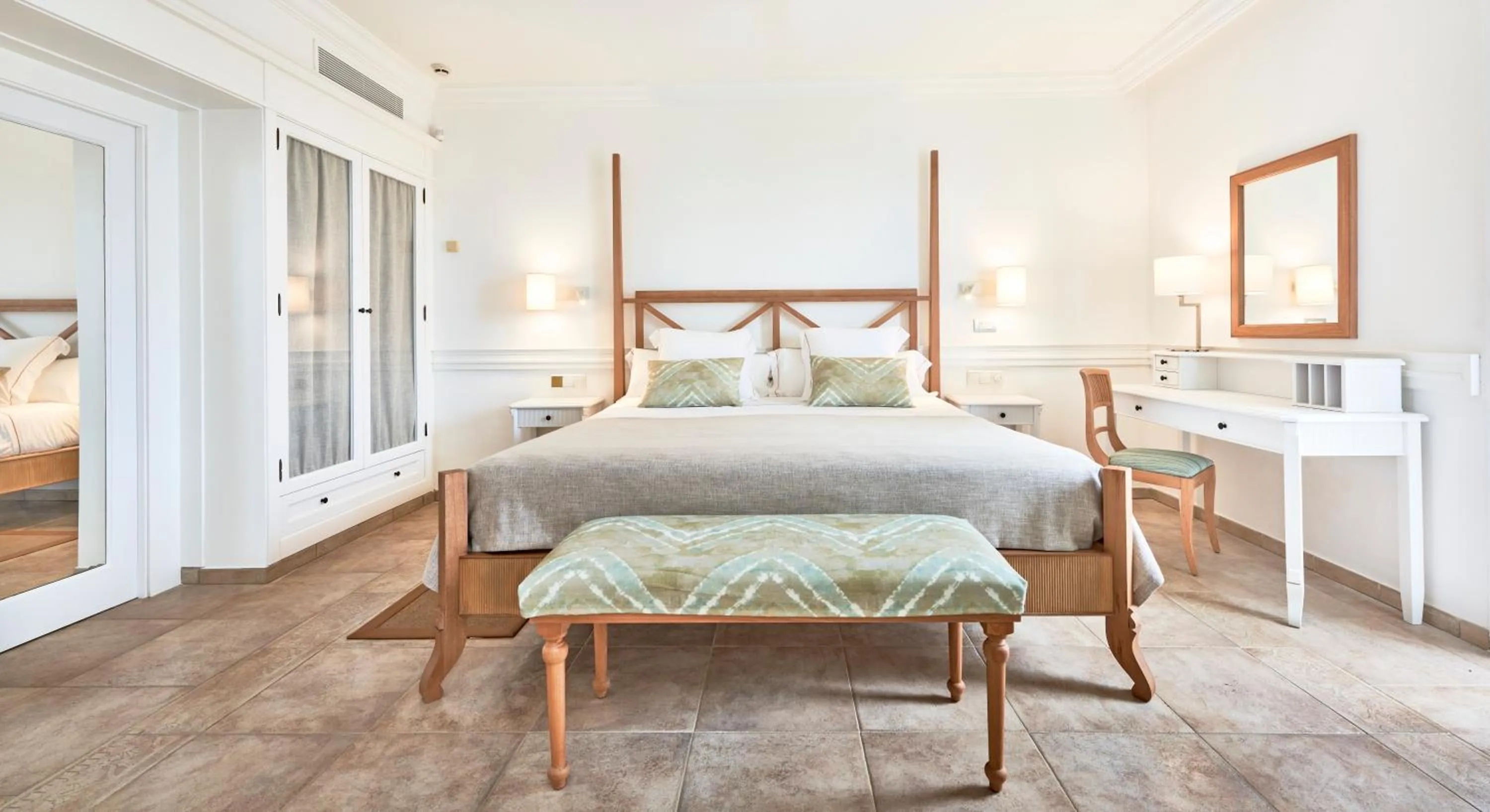 Bed in Insotel Punta Prima Prestige Suites & Spa