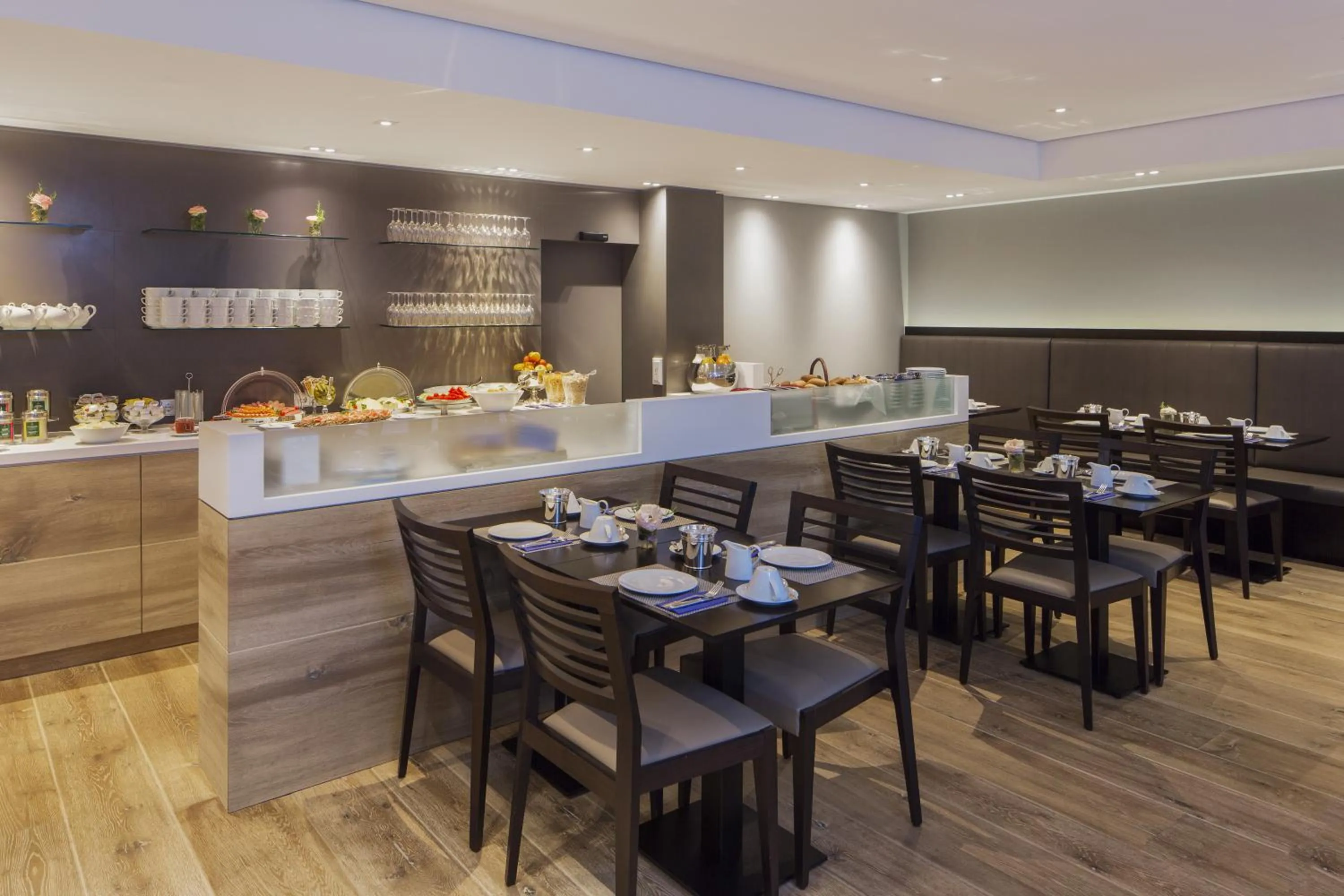 Restaurant/places to eat in The Alex Hotel