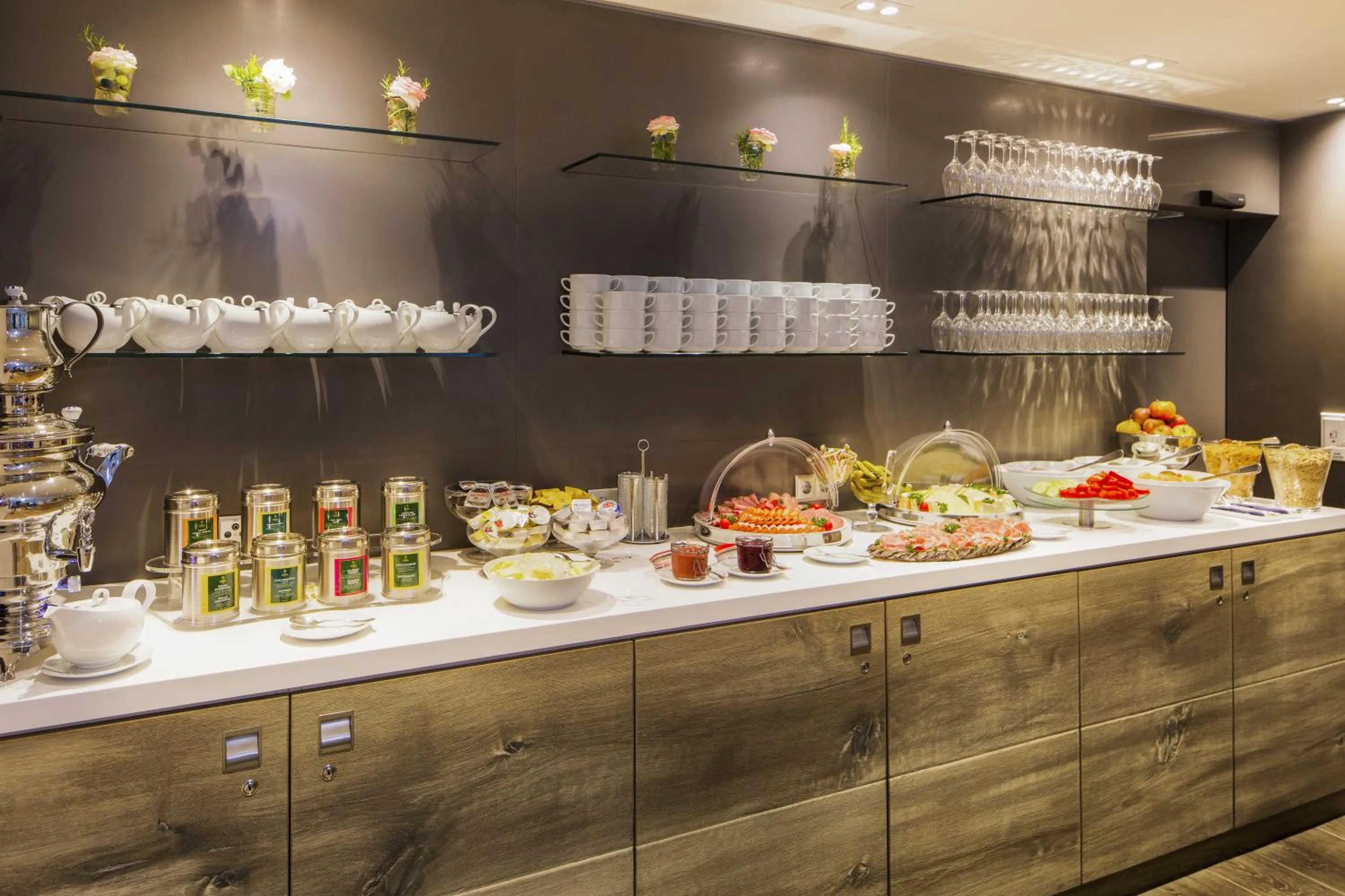 Restaurant/places to eat in The Alex Hotel