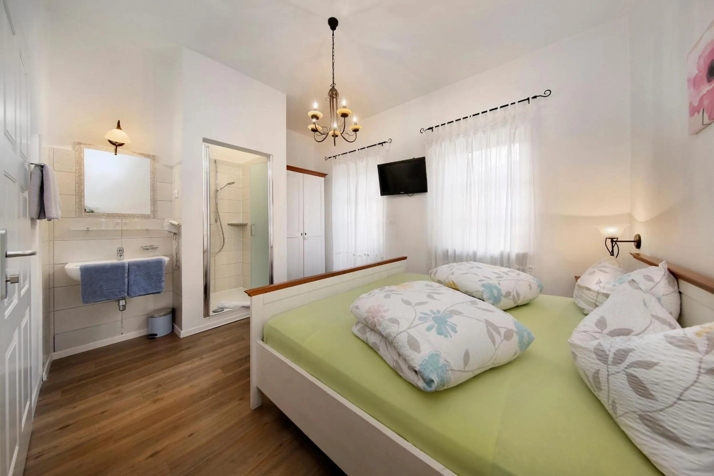 Photo of the whole room, Bed in Garni Villa Tyrol - Adults Only