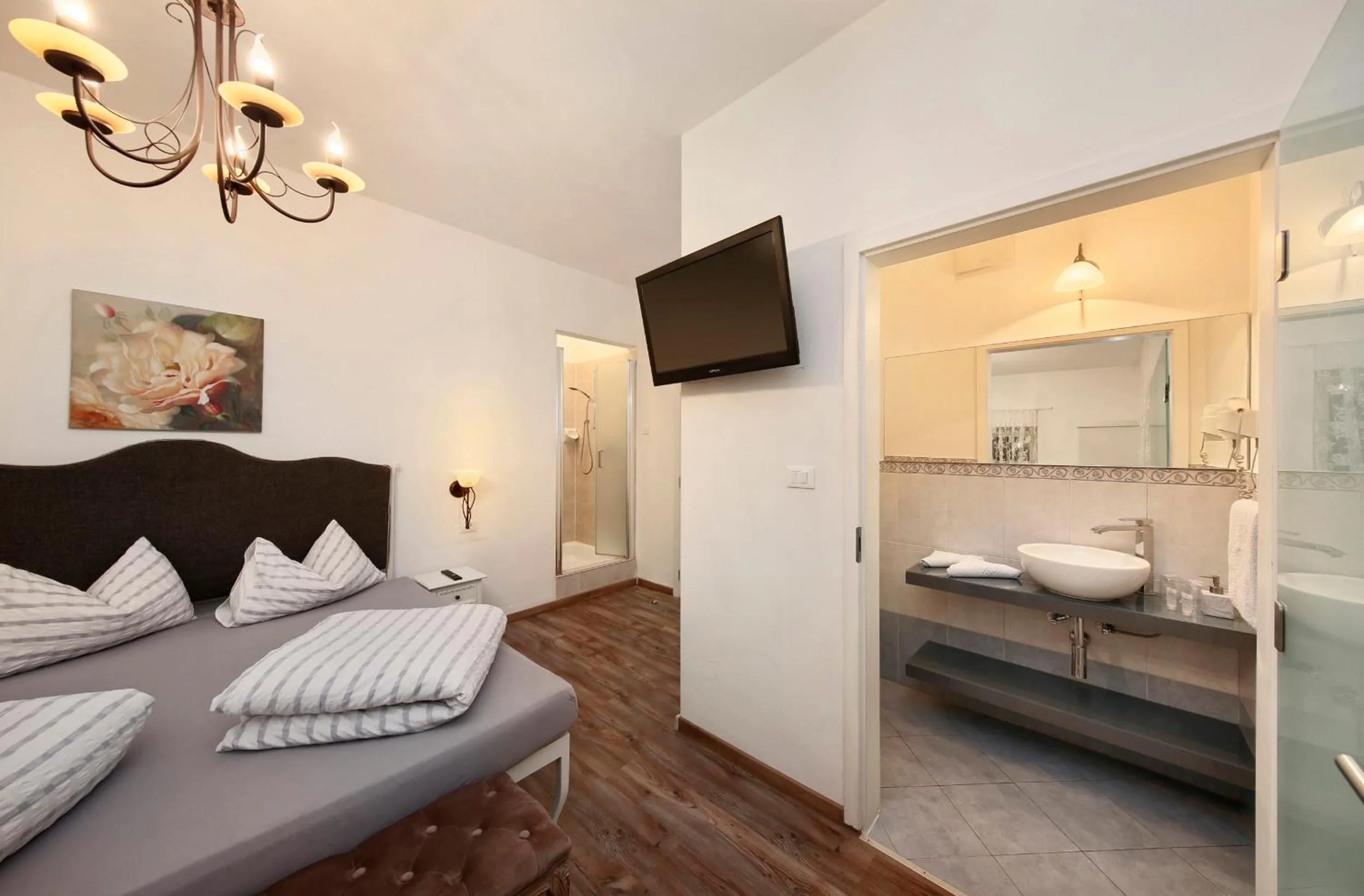 Photo of the whole room, Bed in Garni Villa Tyrol - Adults Only