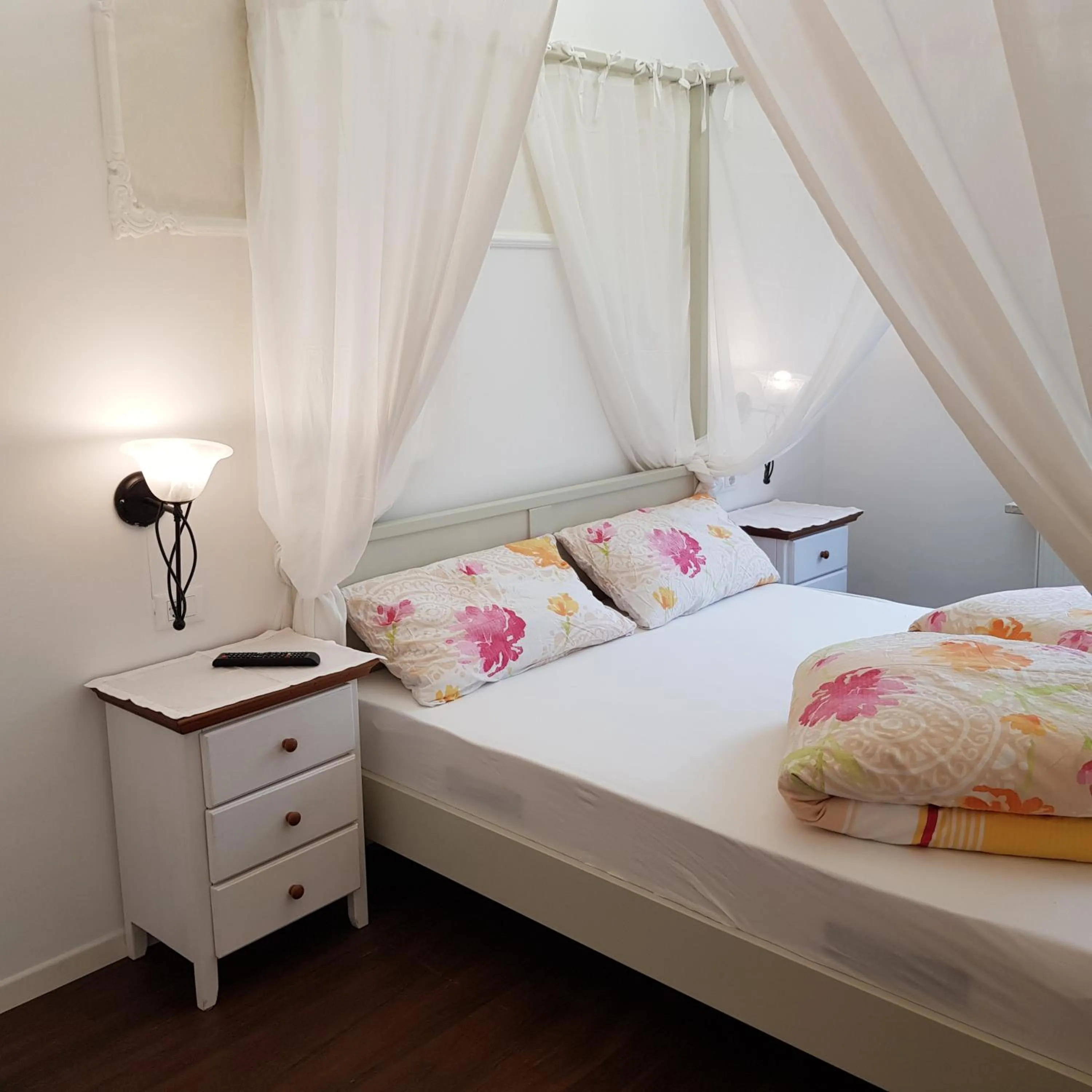 Bed in Garni Villa Tyrol - Adults Only