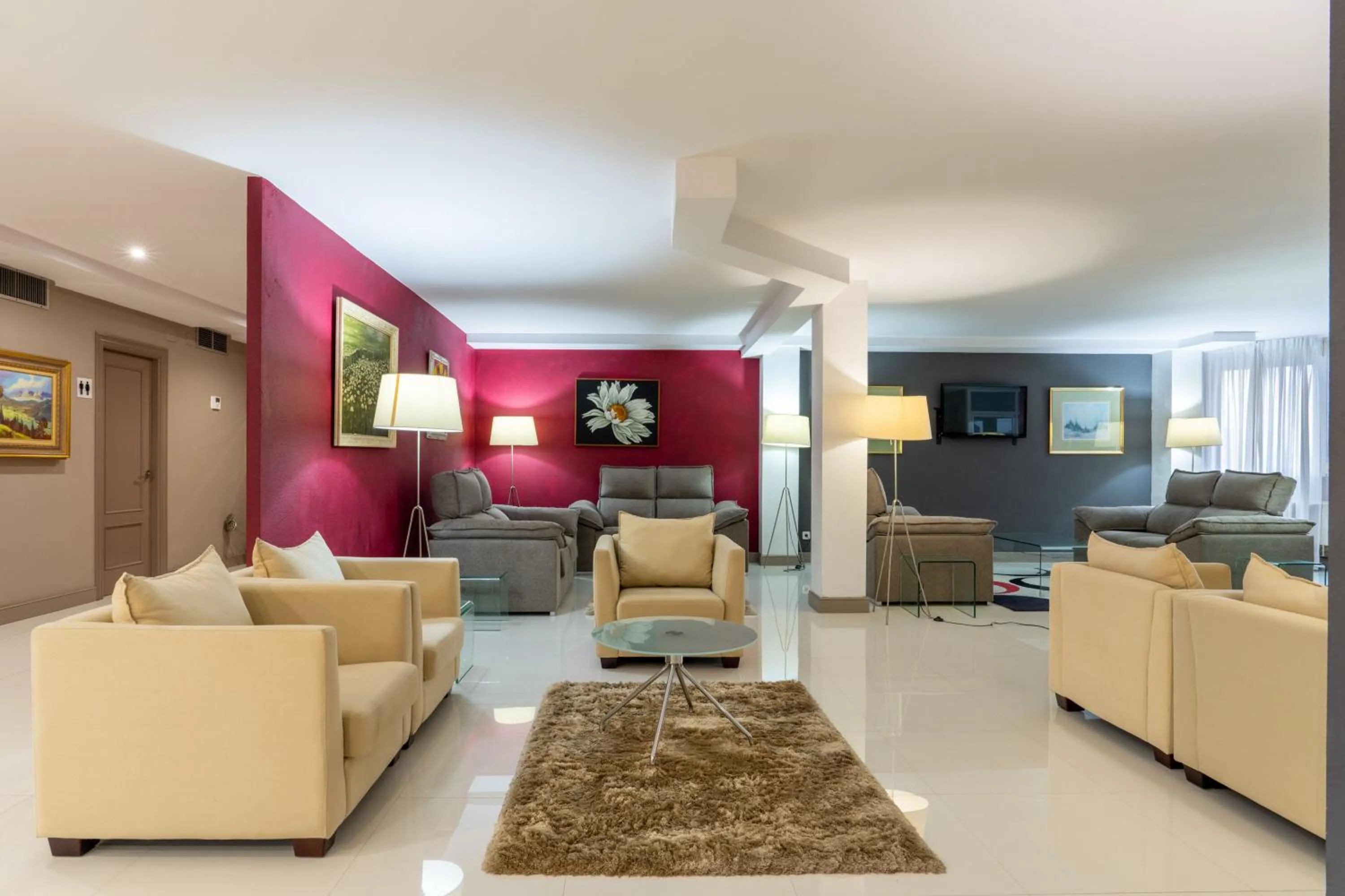 Communal lounge/ TV room in Chateau La Roca