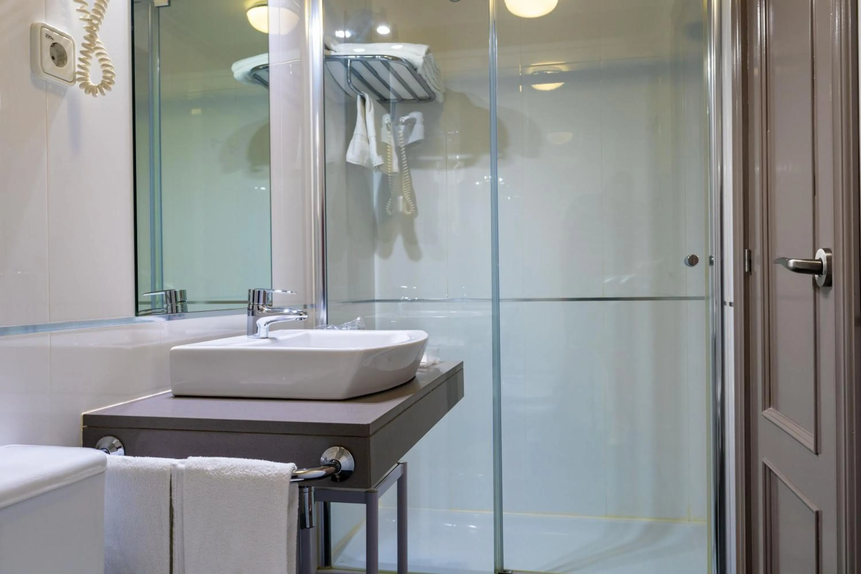 Shower in Chateau La Roca