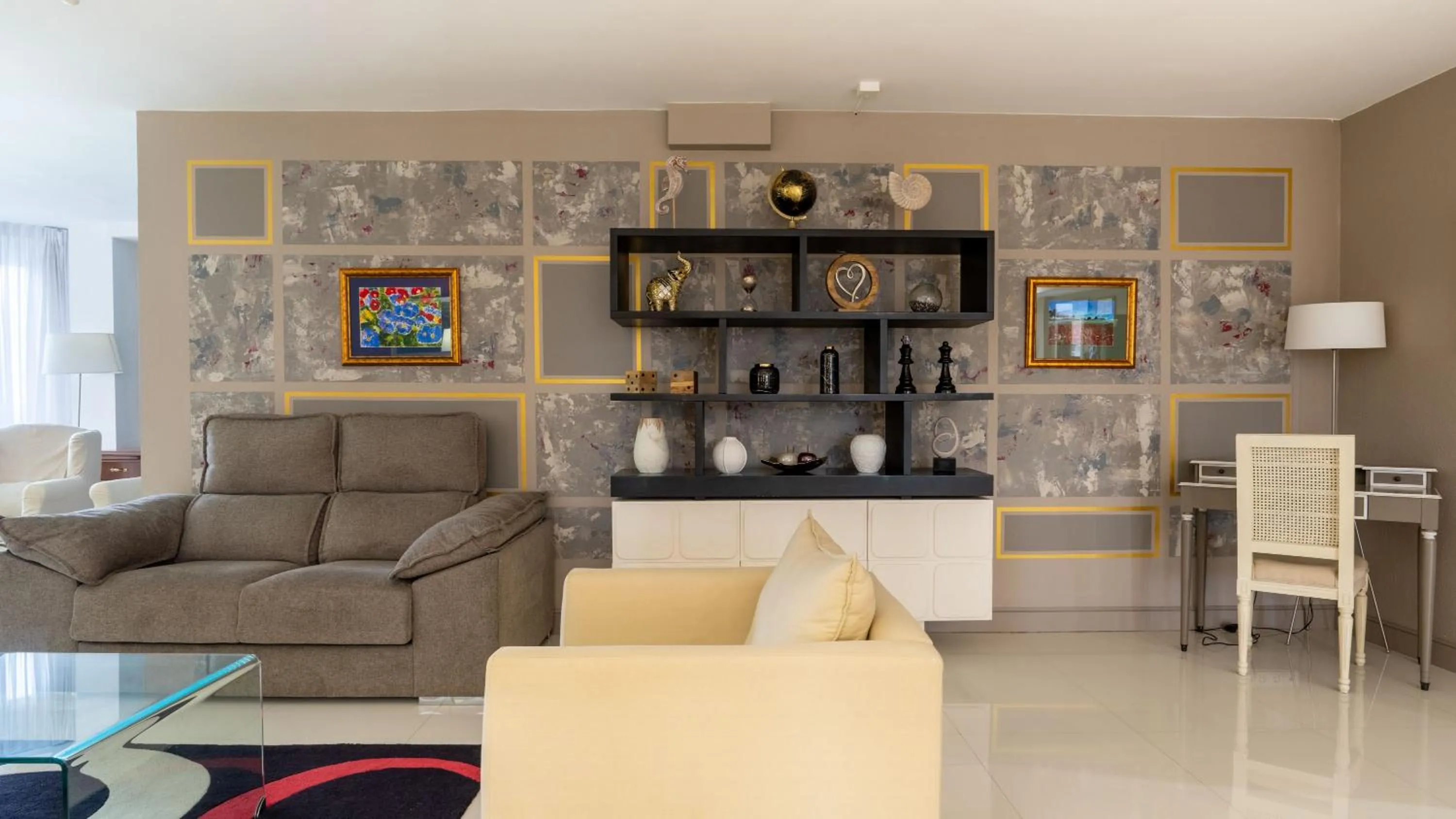 Communal lounge/ TV room in Chateau La Roca