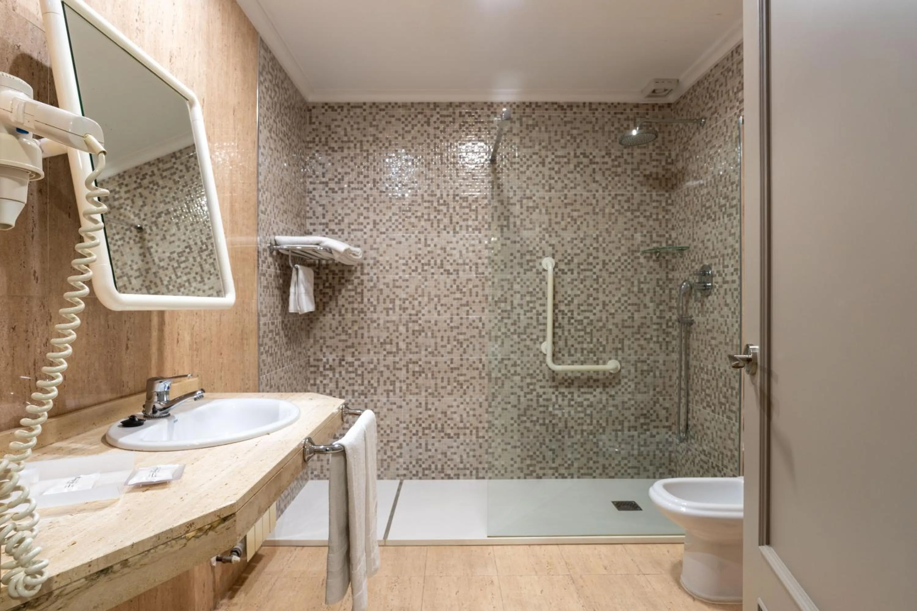 Shower in Chateau La Roca