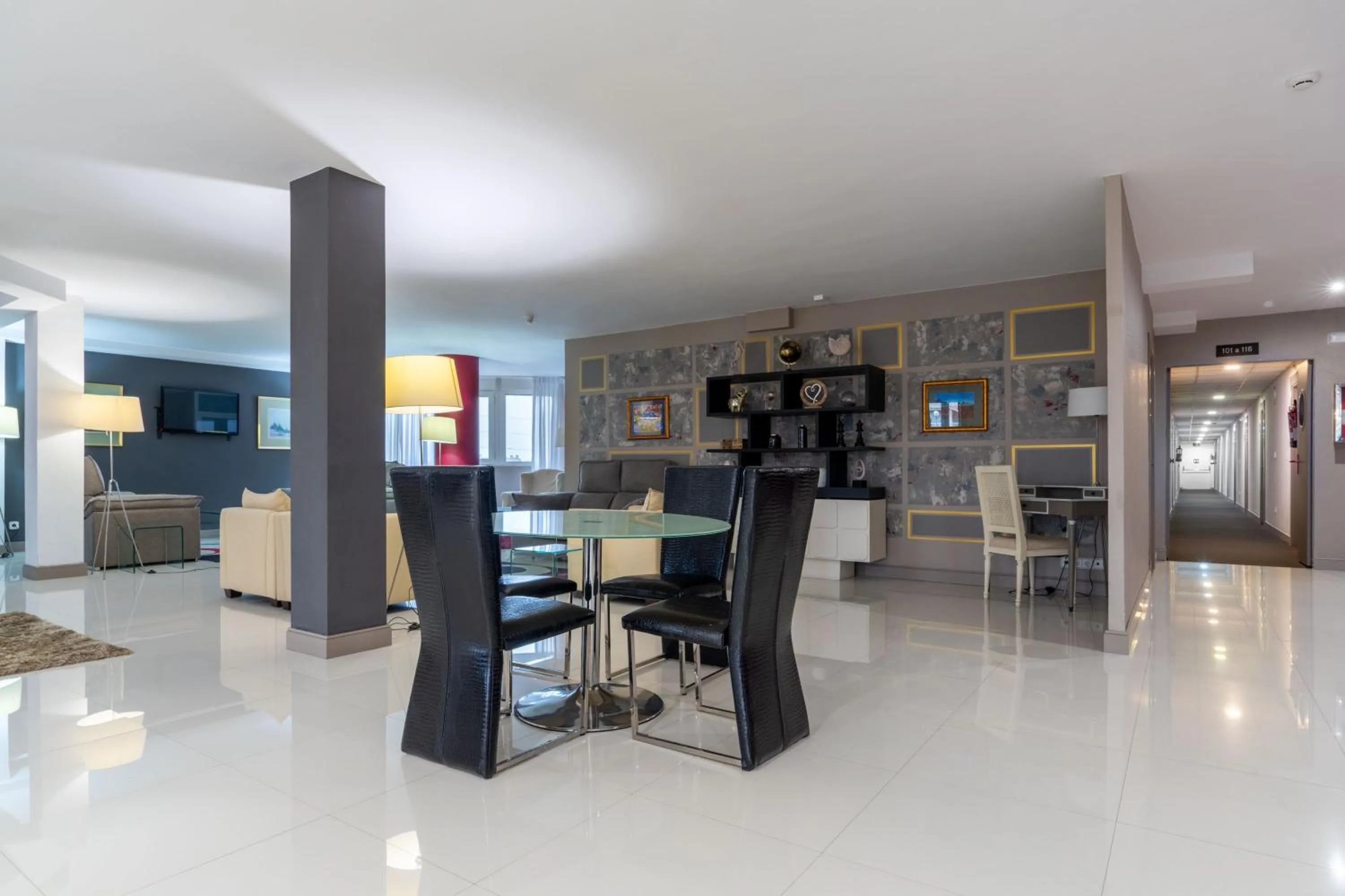 Communal lounge/ TV room in Chateau La Roca