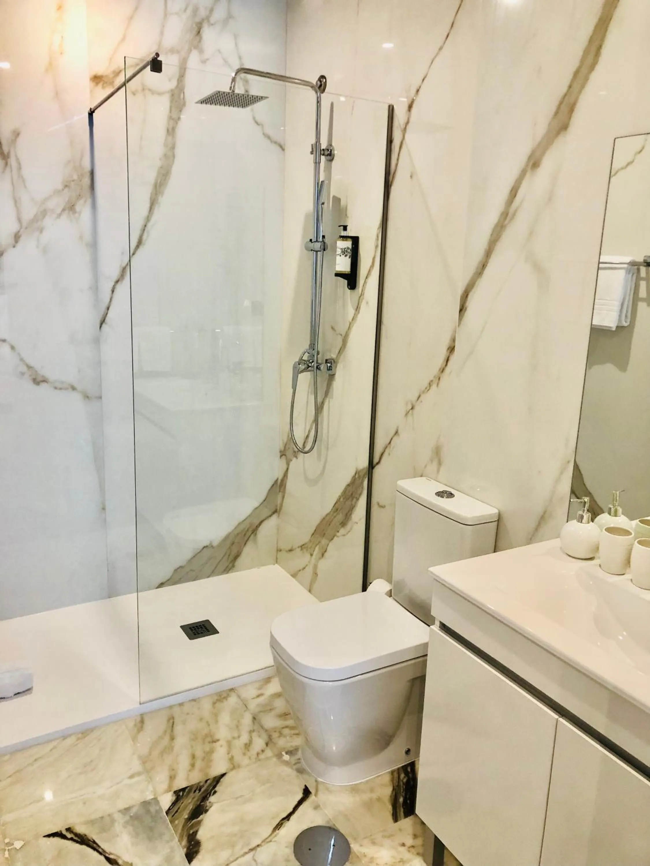 Shower in YOUROPO - Downtown