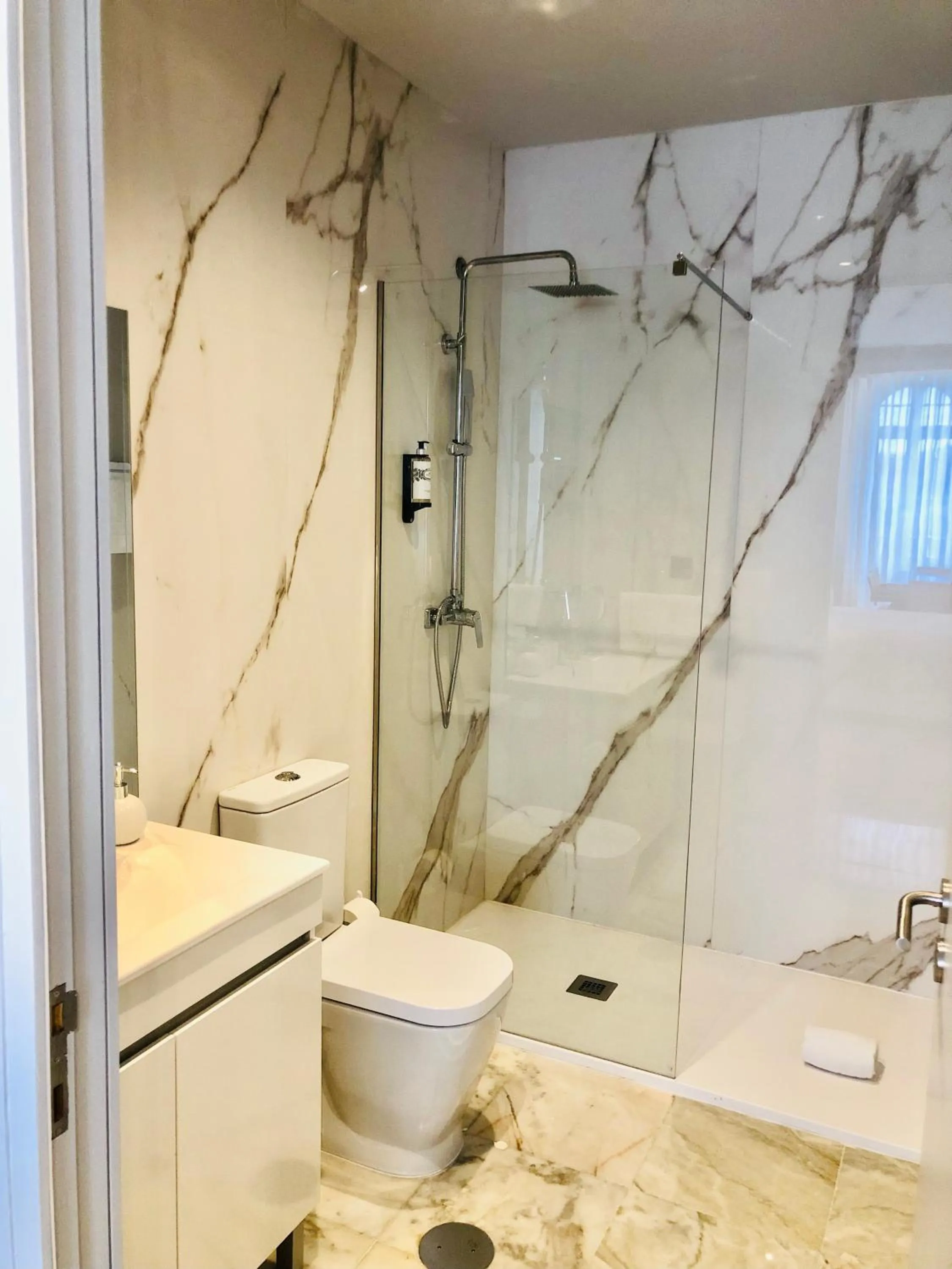 Shower in YOUROPO - Downtown