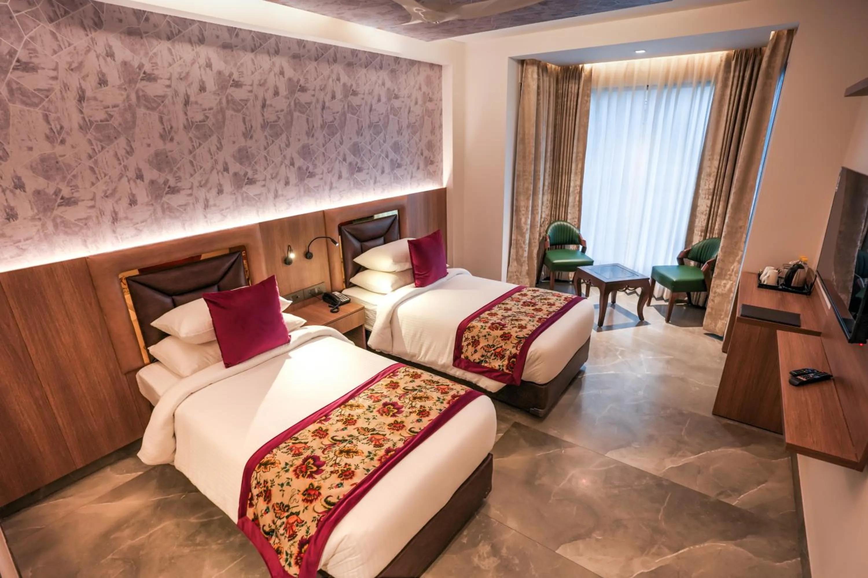 Bathroom, Bed in Hotel Rj