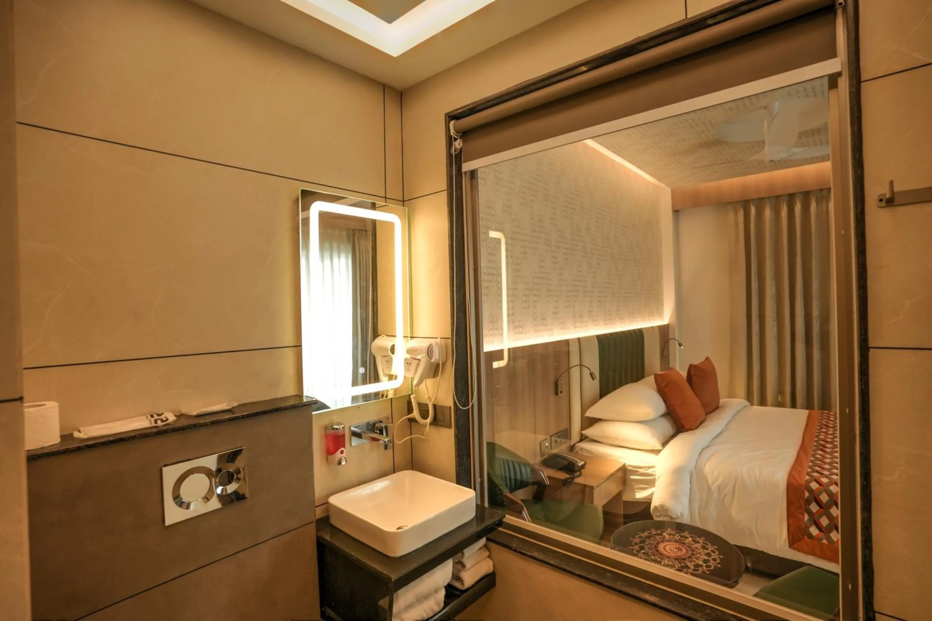 Bathroom, Bed in Hotel Rj