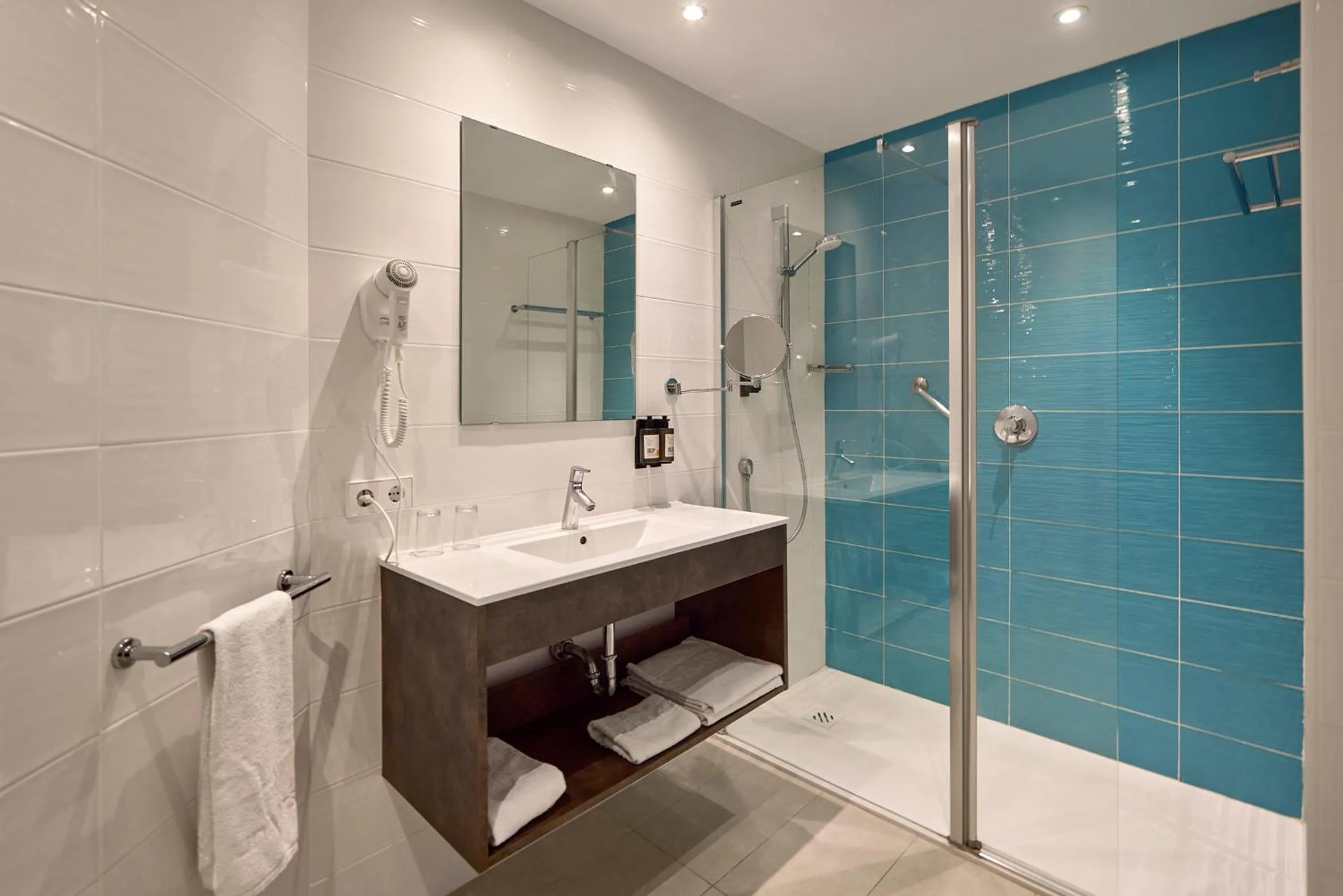 Bathroom in Universal Aparthotel Elisa