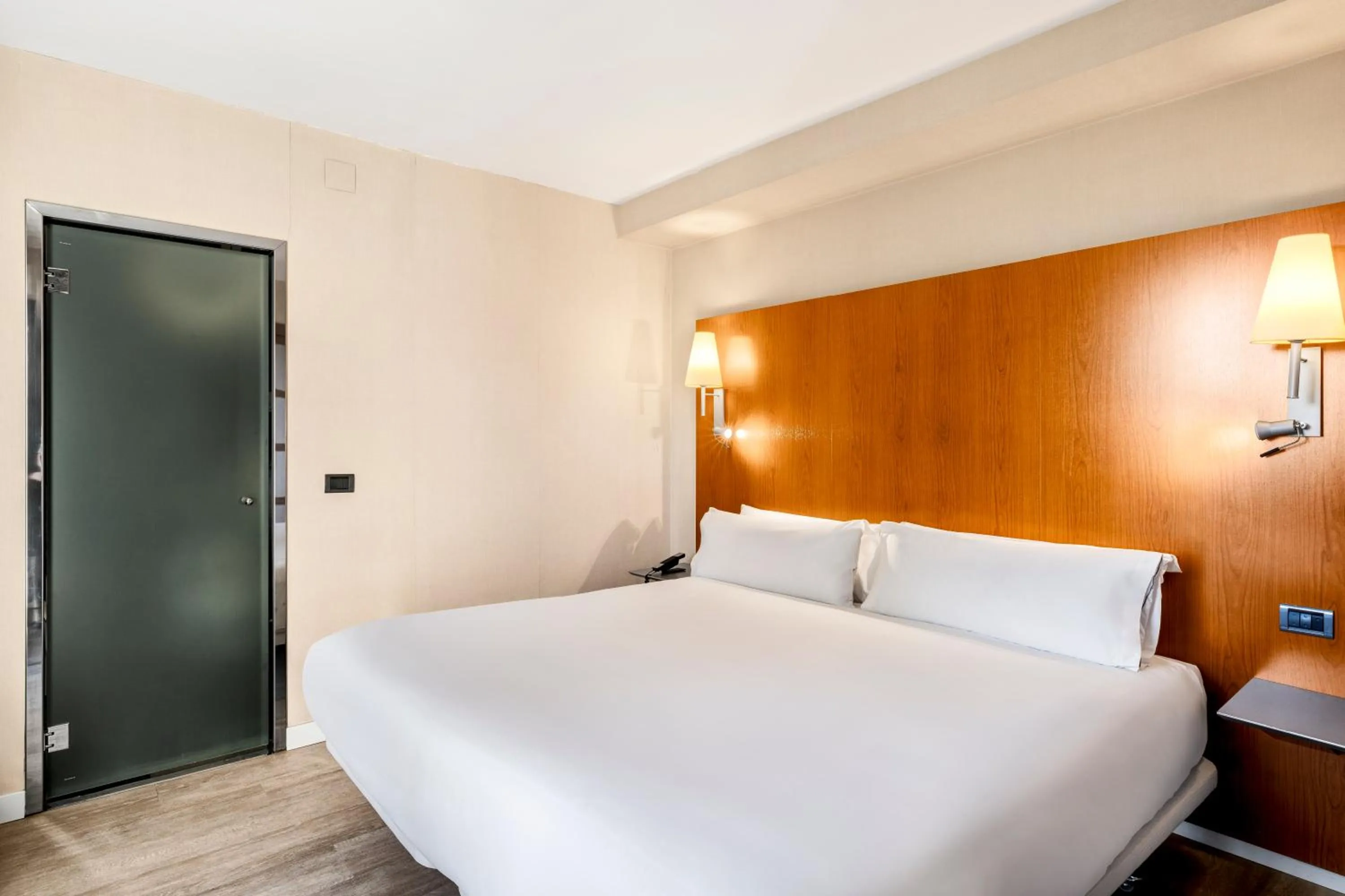 Bedroom, Bed in B&B HOTEL Zaragoza Los Enlaces Estación