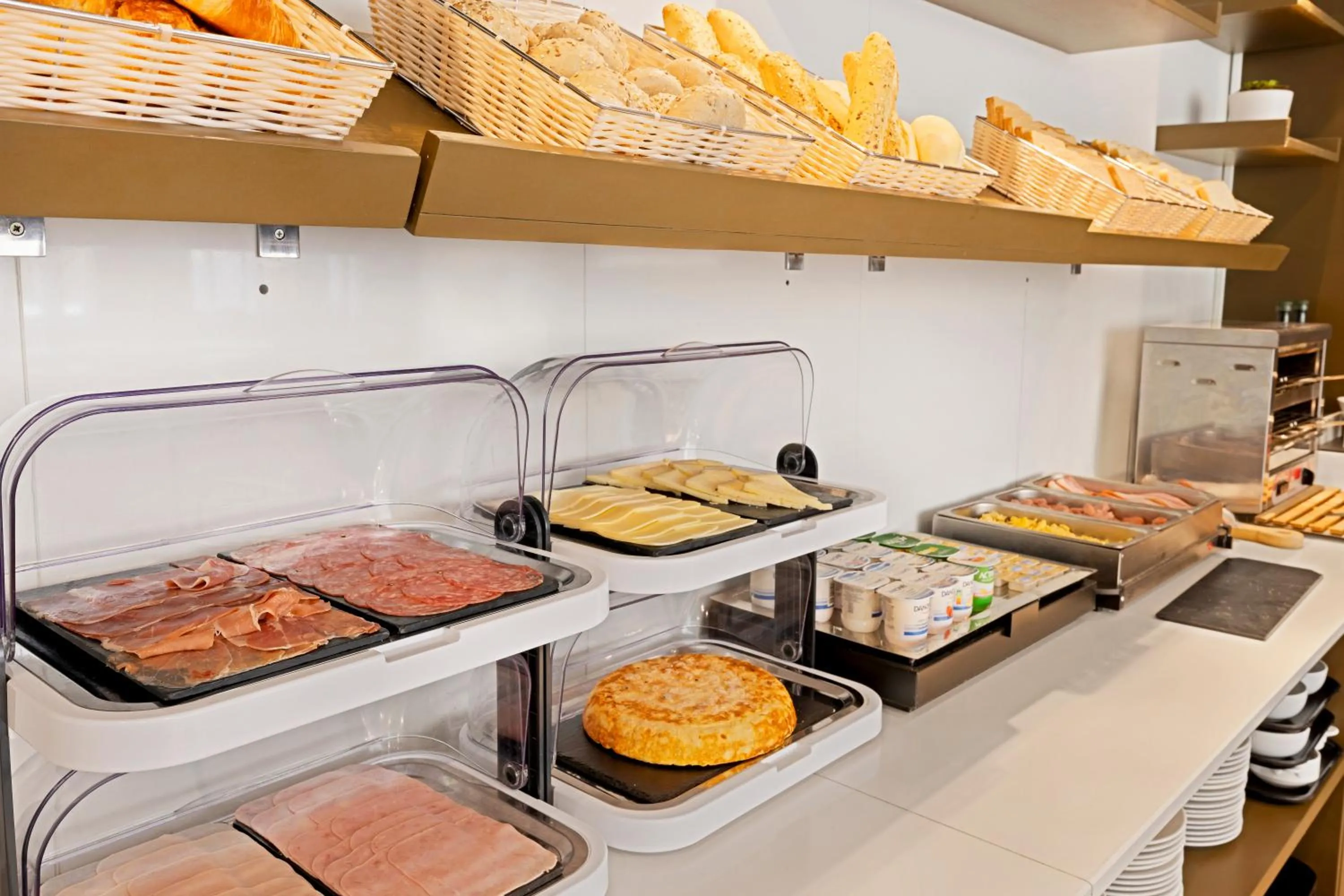 Buffet breakfast in B&B HOTEL Zaragoza Los Enlaces Estación