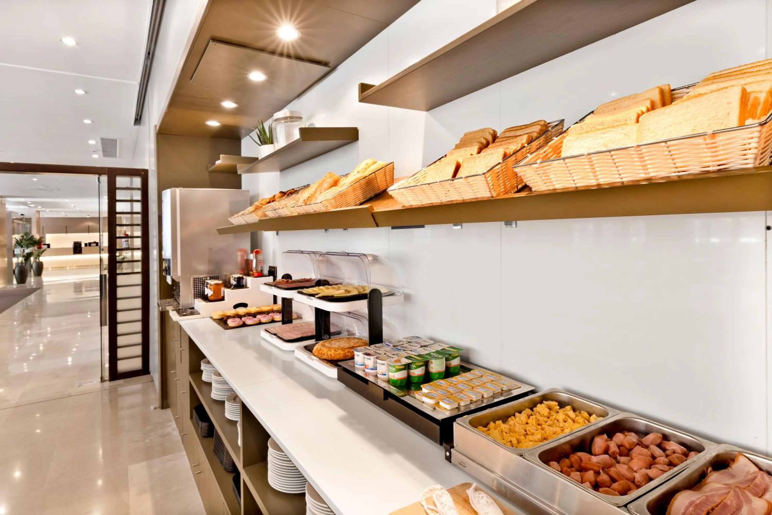 Buffet breakfast in B&B HOTEL Zaragoza Los Enlaces Estación