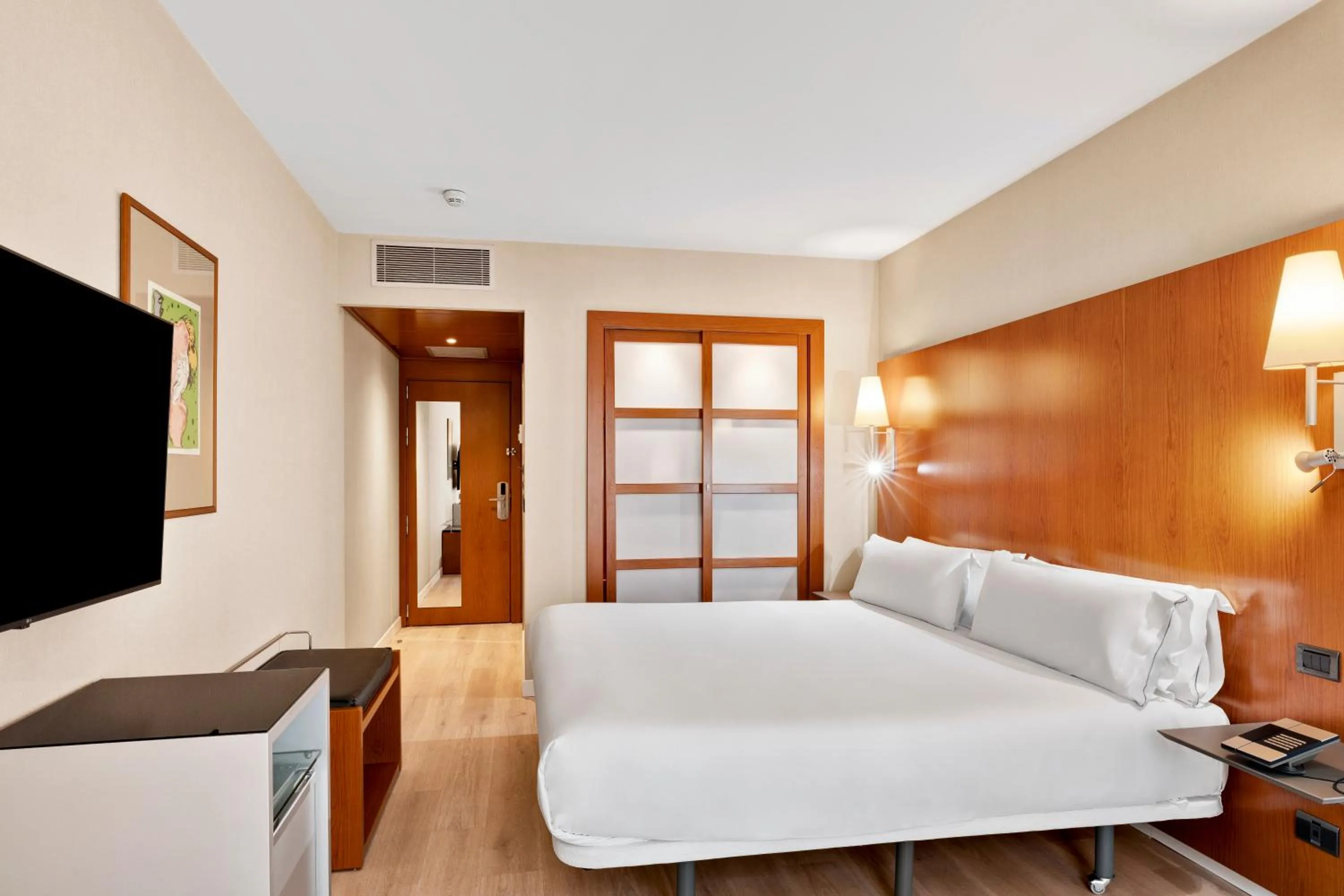 Bedroom, Bed in B&B HOTEL Zaragoza Los Enlaces Estación