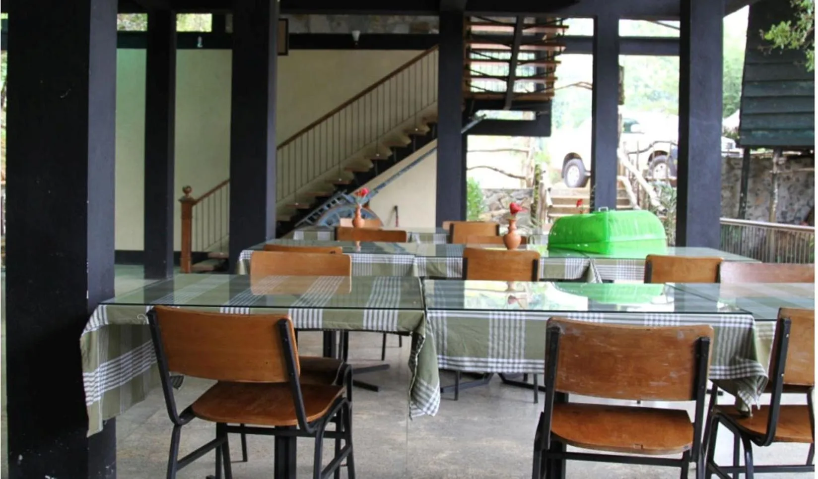 Restaurant/places to eat in Birds Paradise Hotel