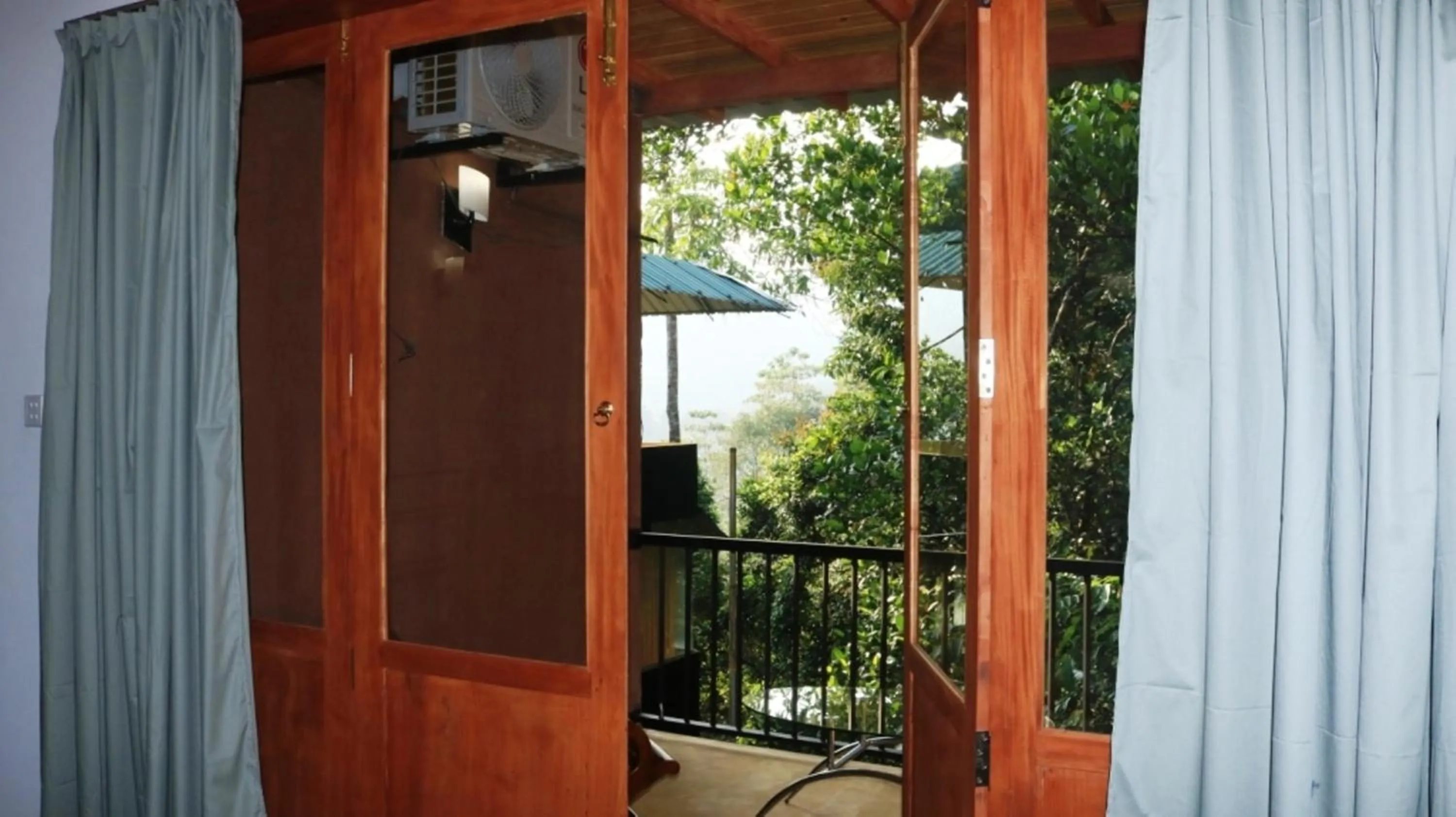 Balcony/Terrace in Birds Paradise Hotel