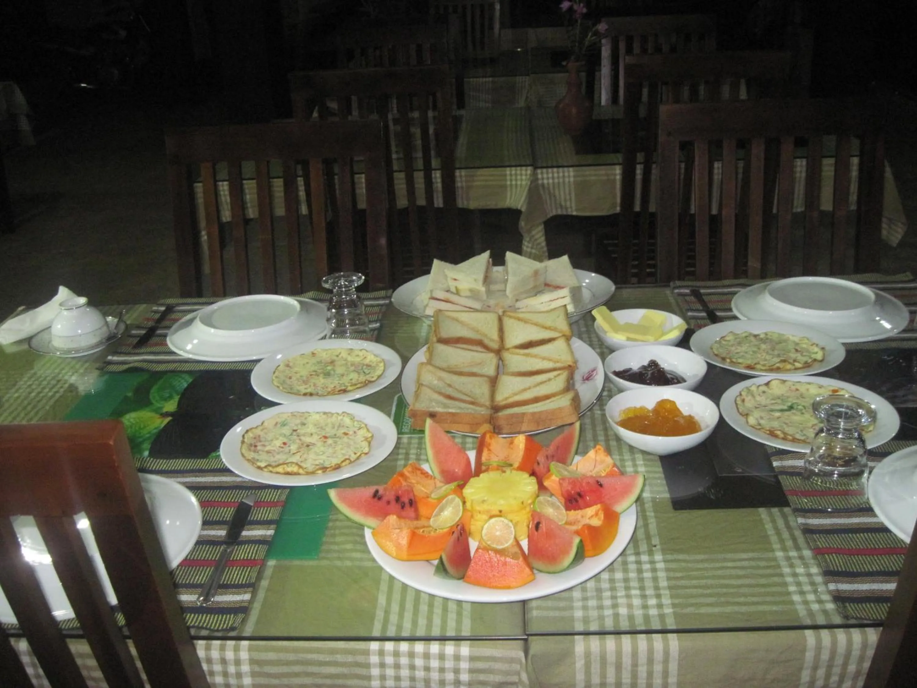 Restaurant/places to eat in Birds Paradise Hotel