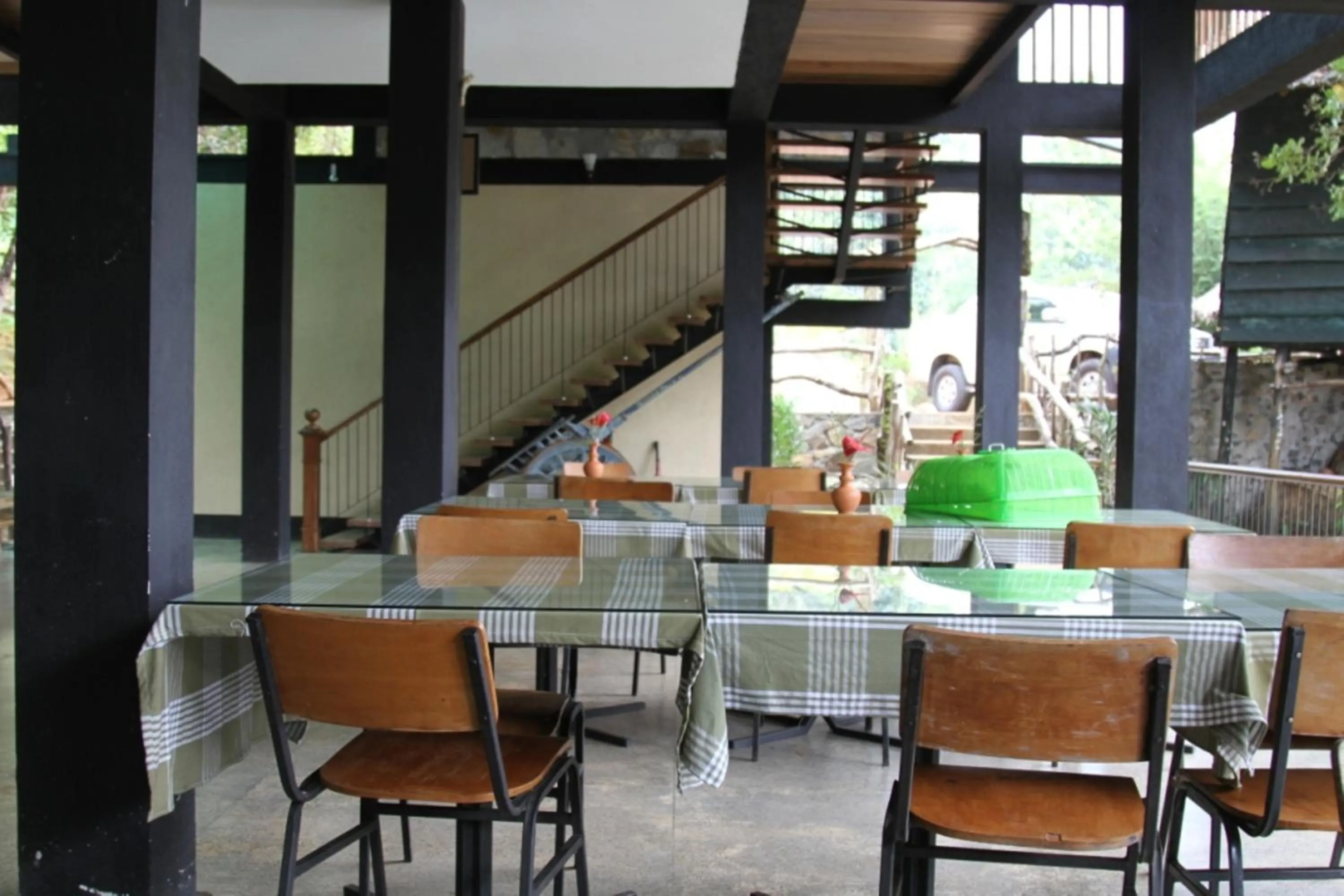 Restaurant/places to eat in Birds Paradise Hotel