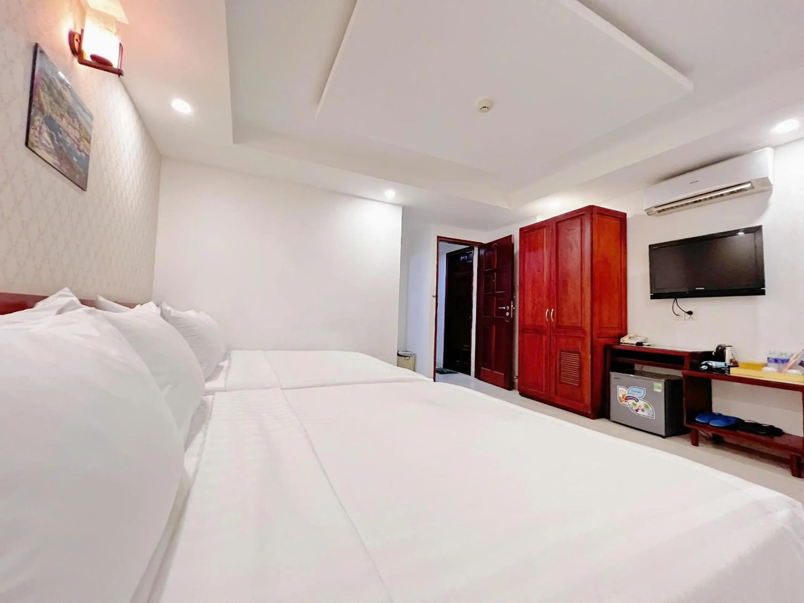 TV and multimedia, Bed in SaiGon Europe Hotel