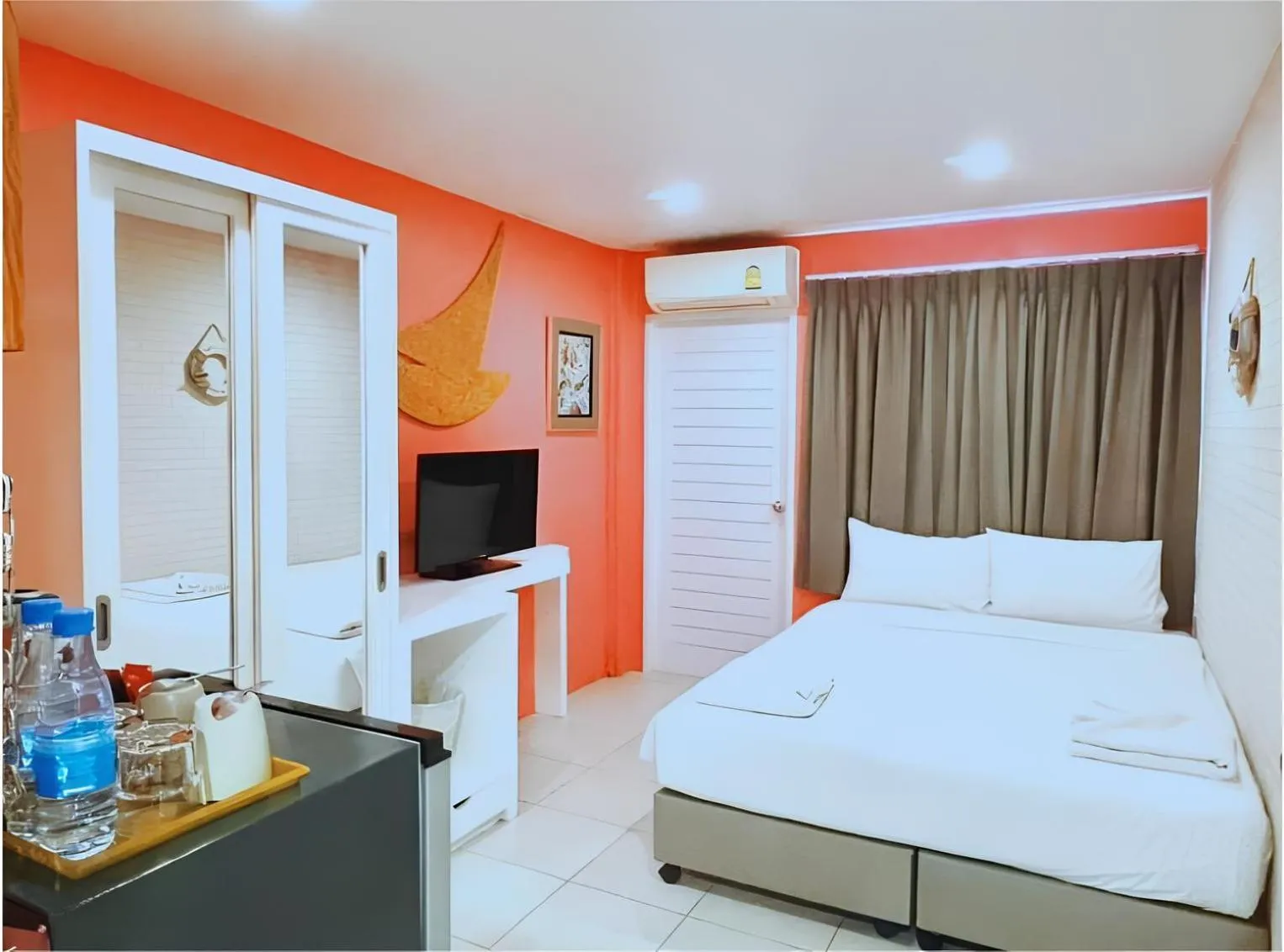 Bed in The Blue Pearl Kata Hotel