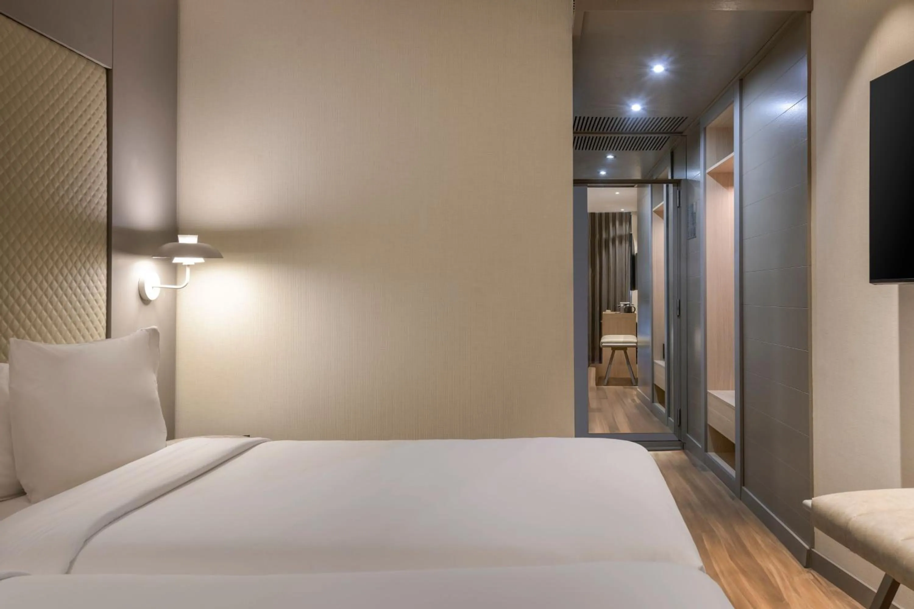 Photo of the whole room, Bed in AC Hotel Som by Marriott