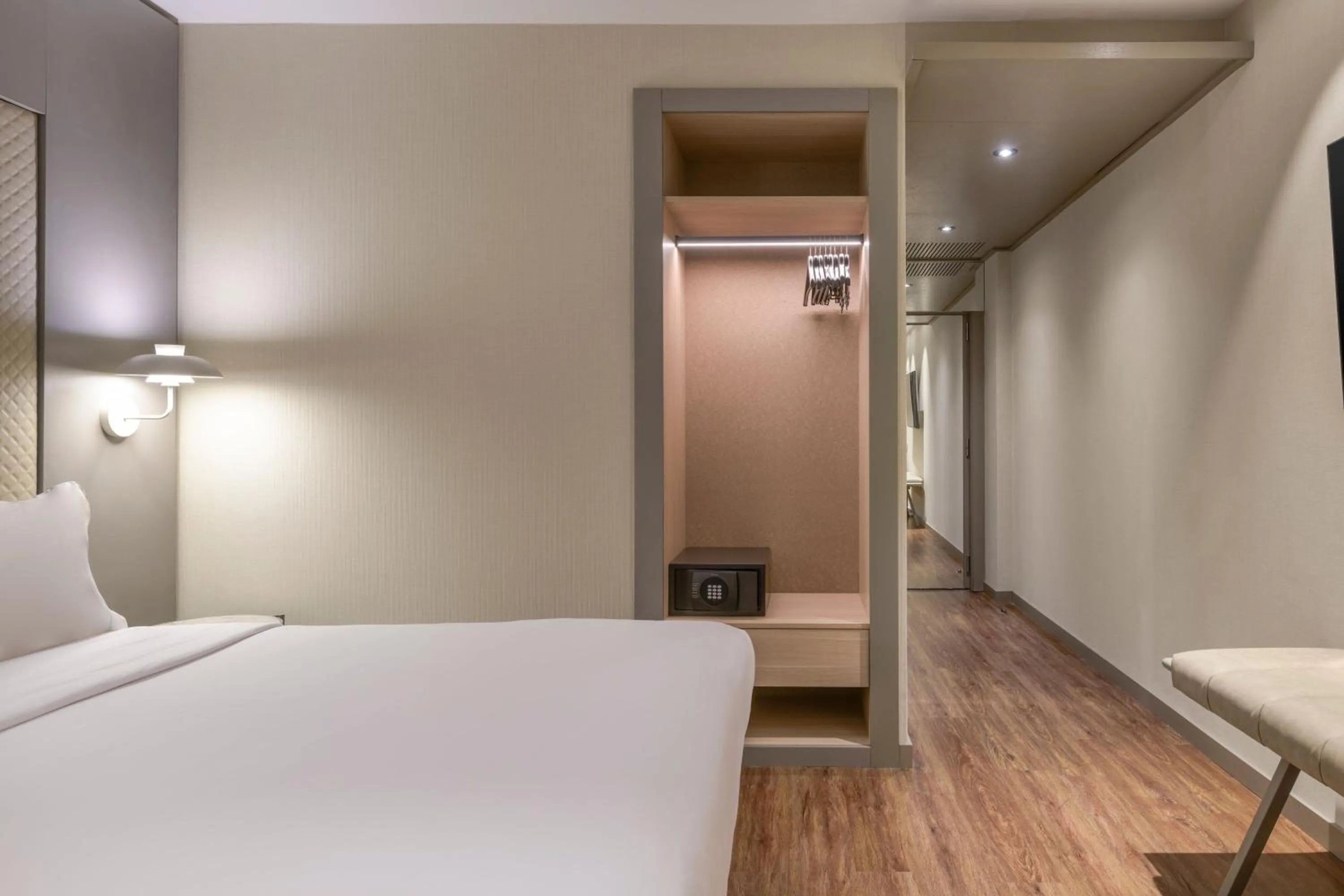 Photo of the whole room, Bed in AC Hotel Som by Marriott