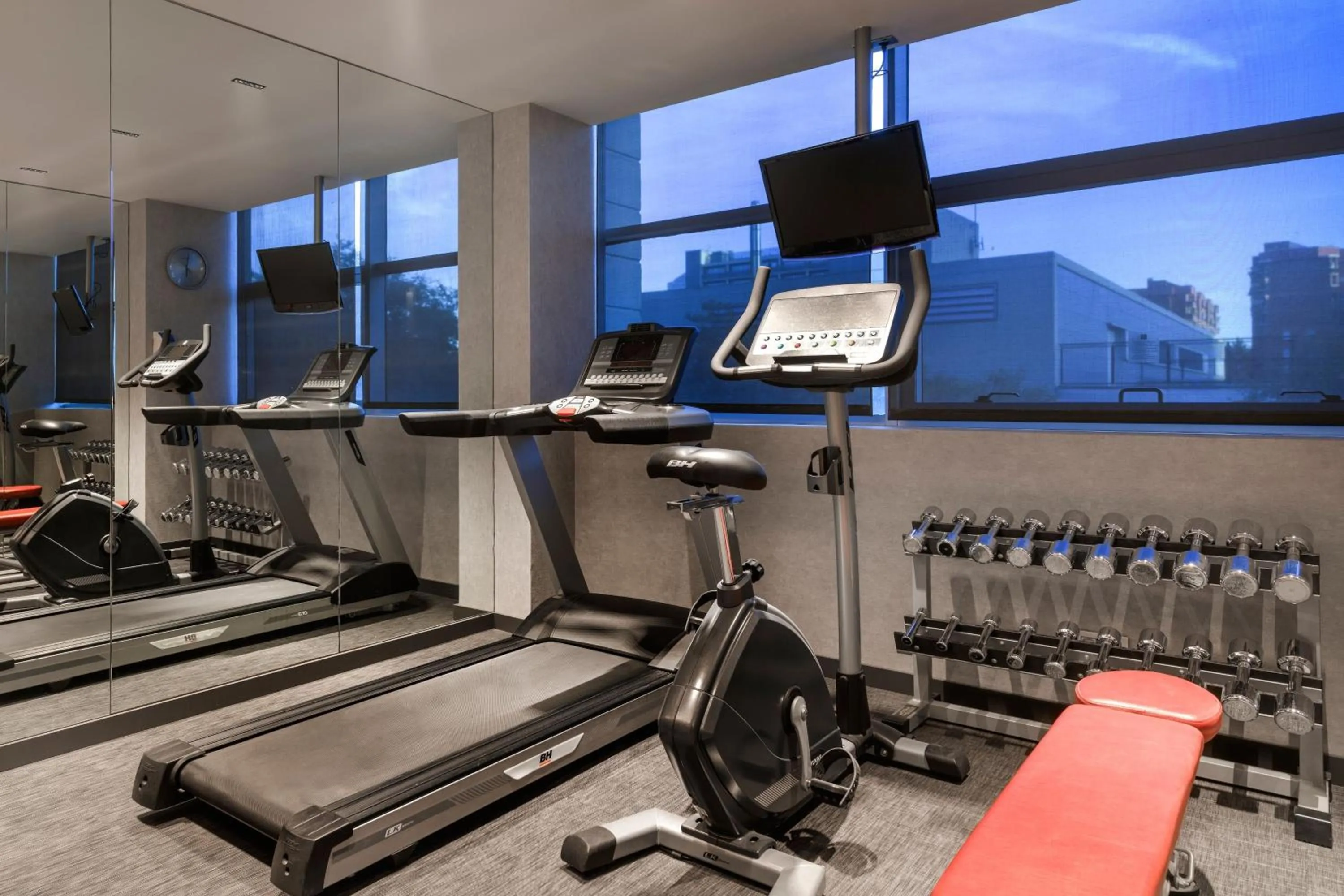 Fitness centre/facilities in AC Hotel Som by Marriott