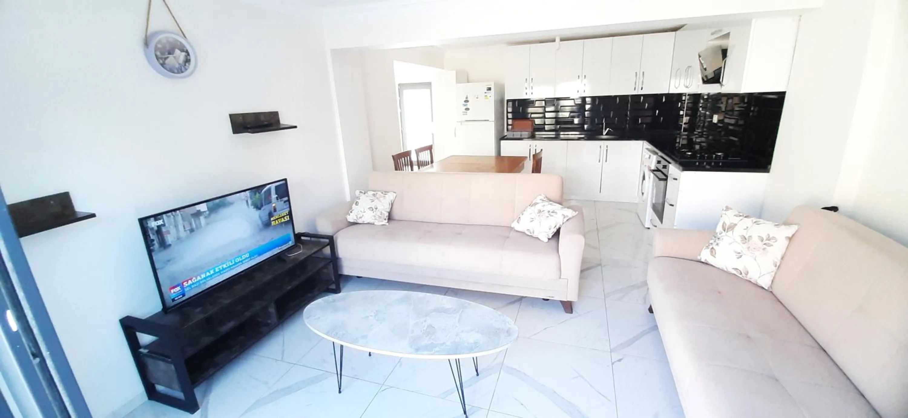 Communal lounge/ TV room in Çeşme holiday homes