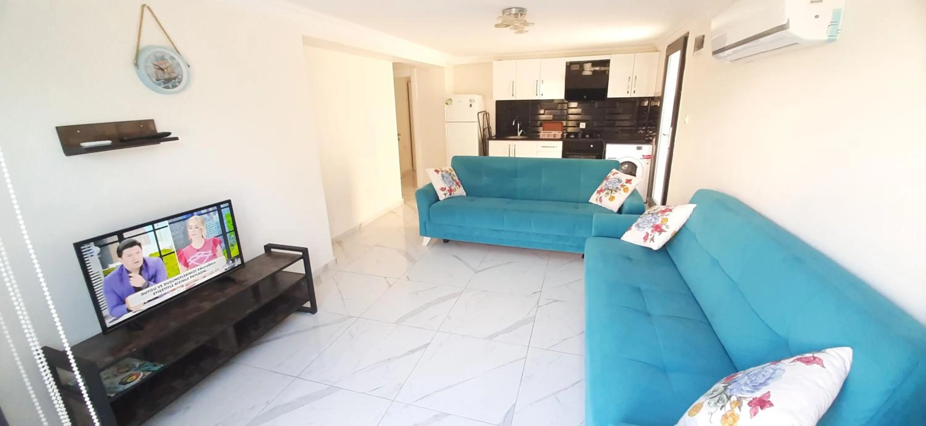 Communal lounge/ TV room in Çeşme holiday homes