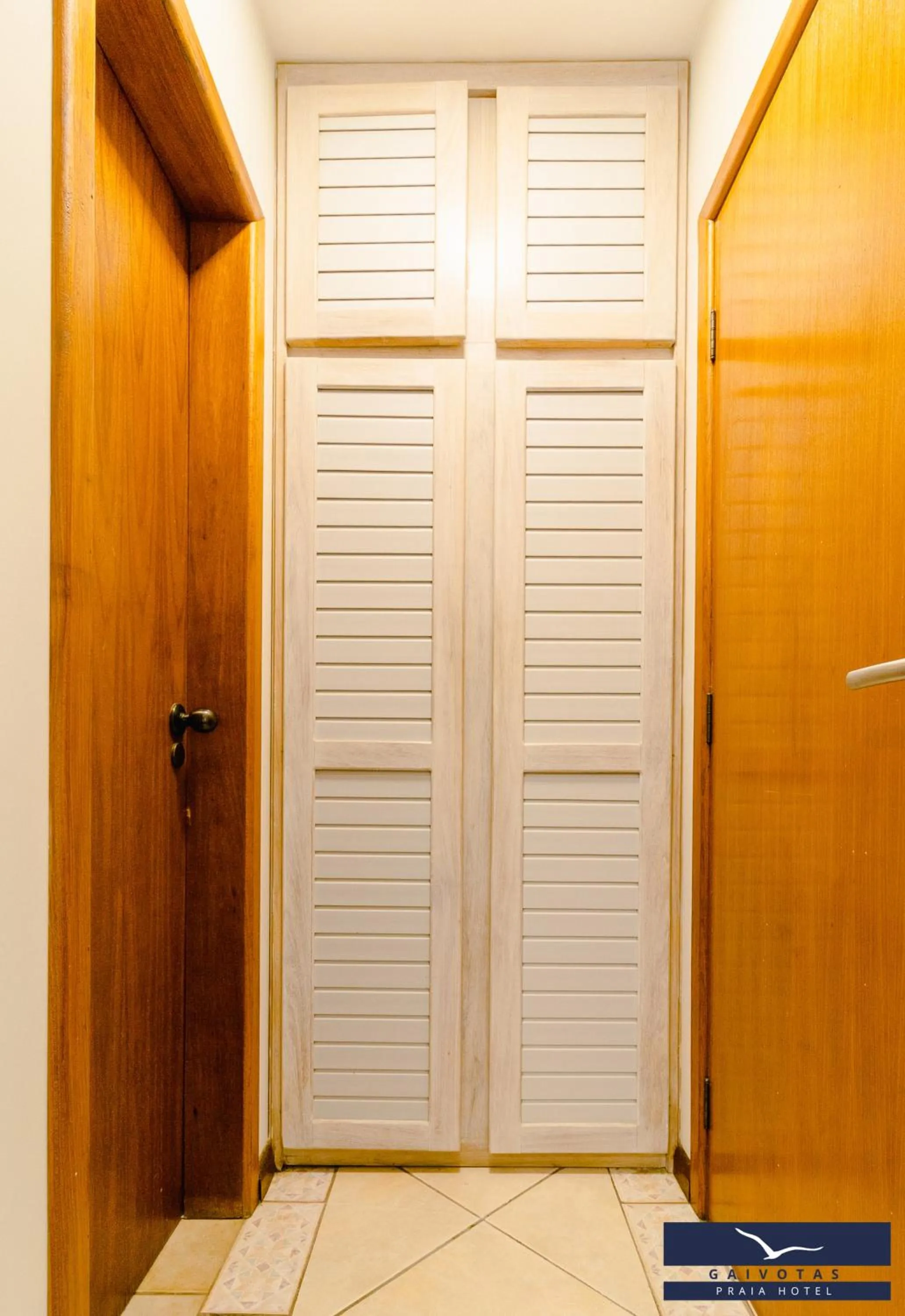 wardrobe in Gaivotas Praia Hotel