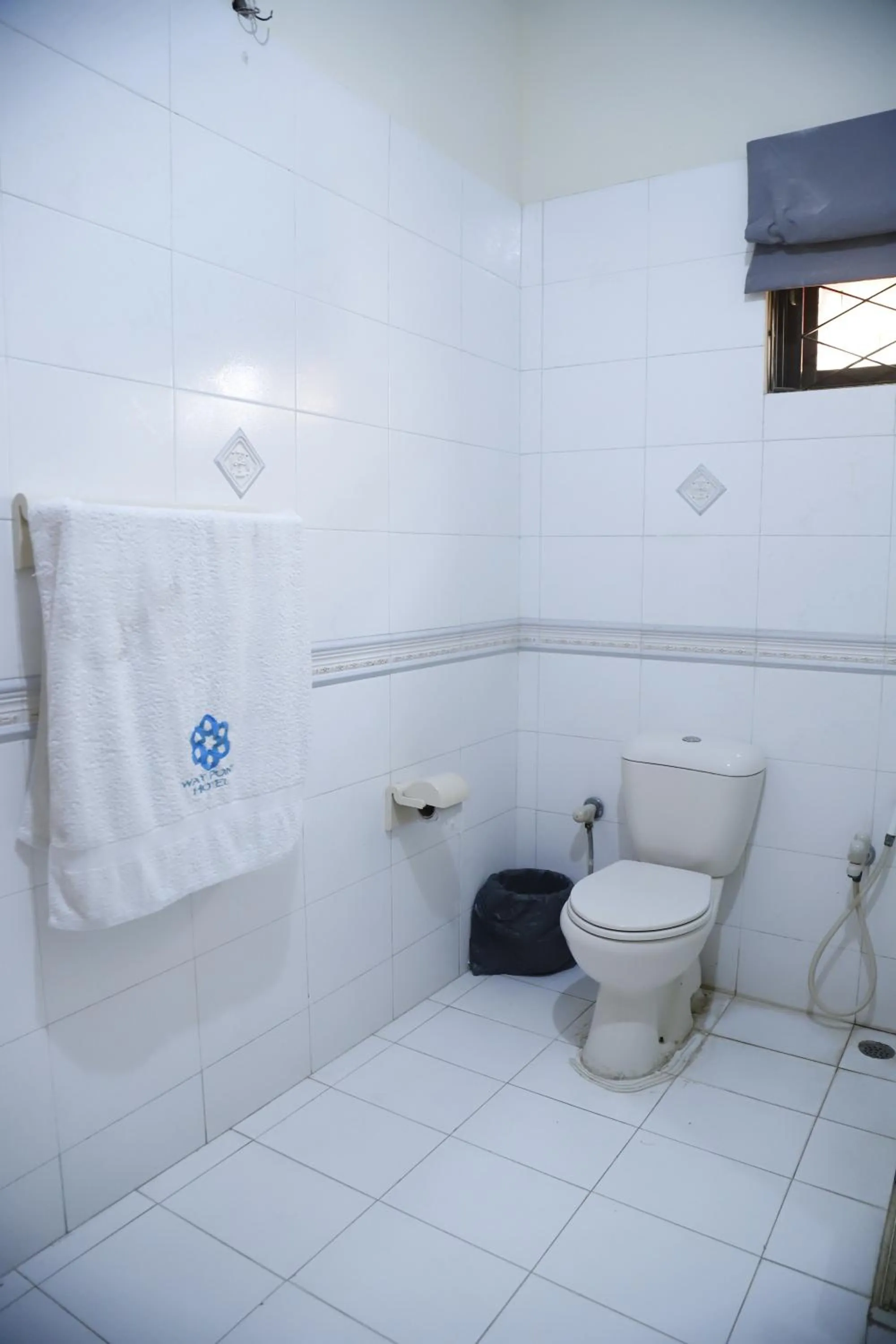 Toilet in Waypoint Hotel