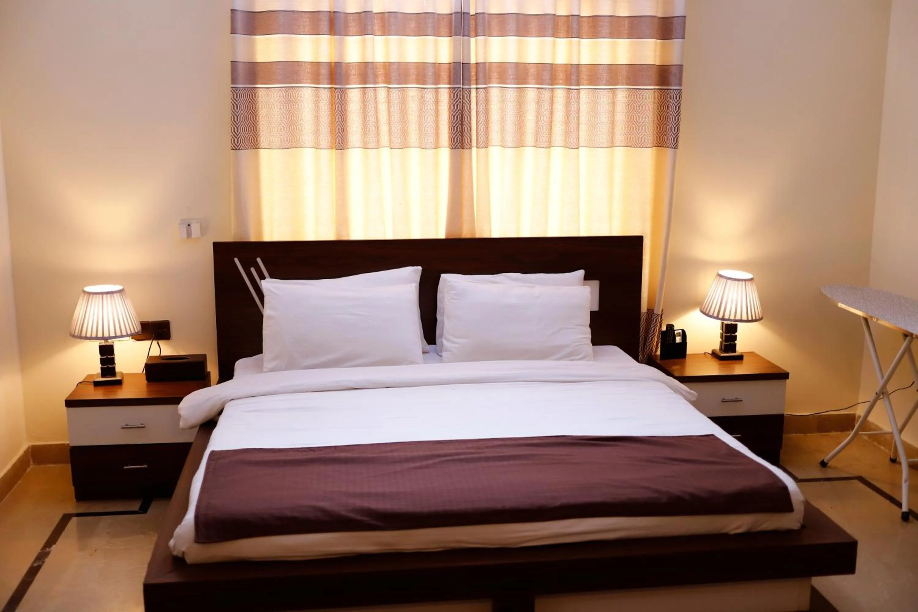 Bedroom, Bed in Waypoint Hotel