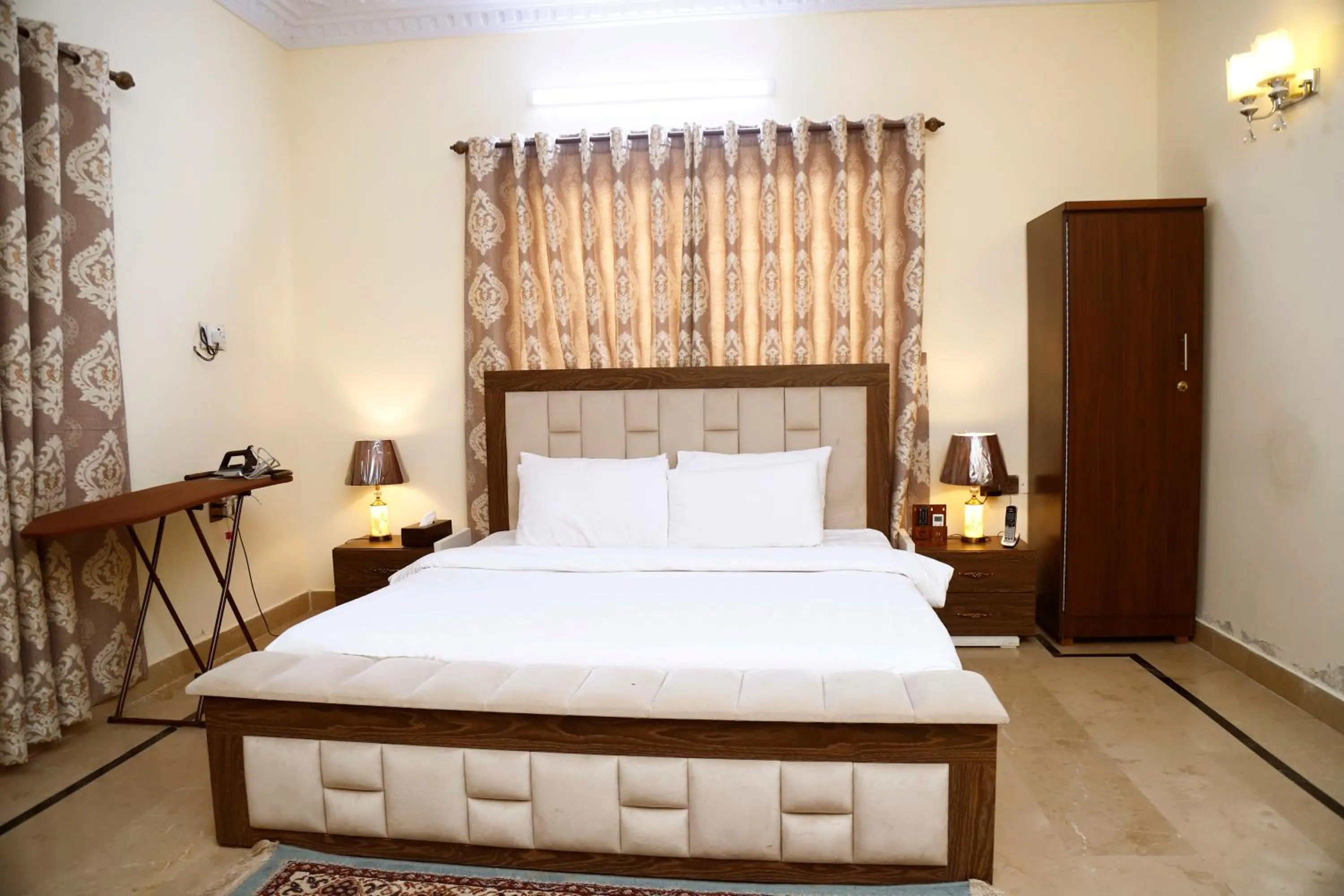 Bedroom, Bed in Waypoint Hotel