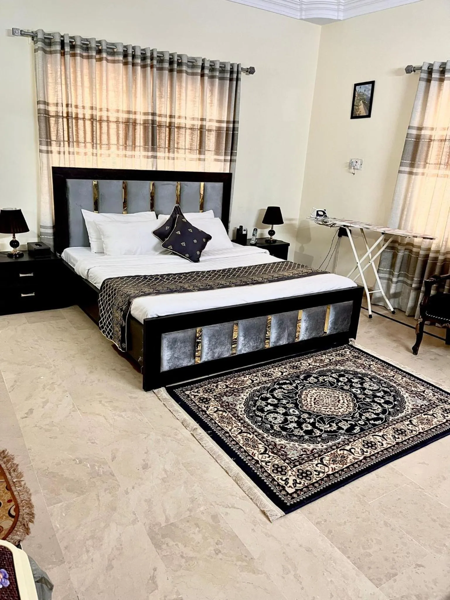 Photo of the whole room, Bed in Waypoint Hotel