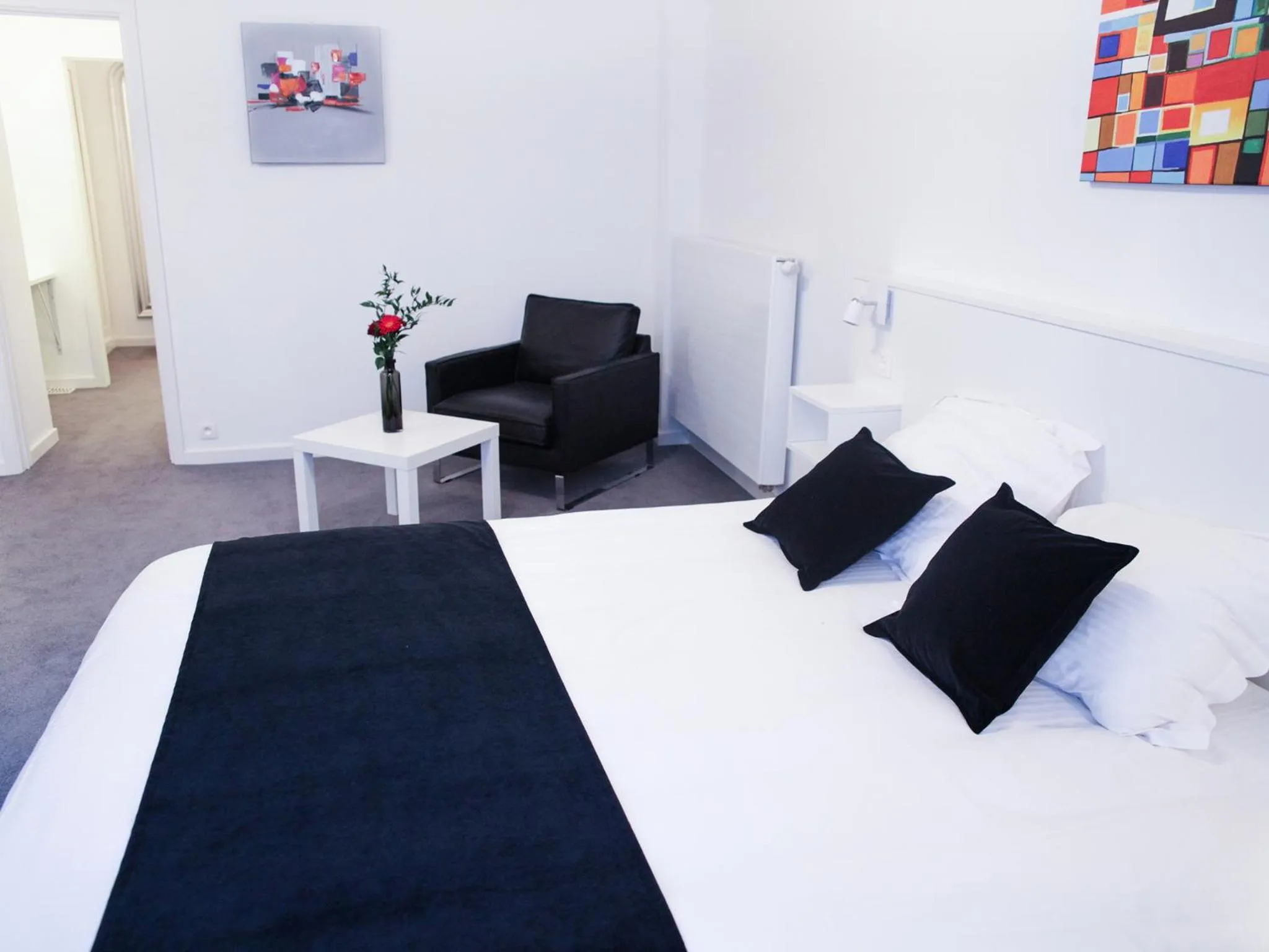 Photo of the whole room, Bed in Hotel Satellite