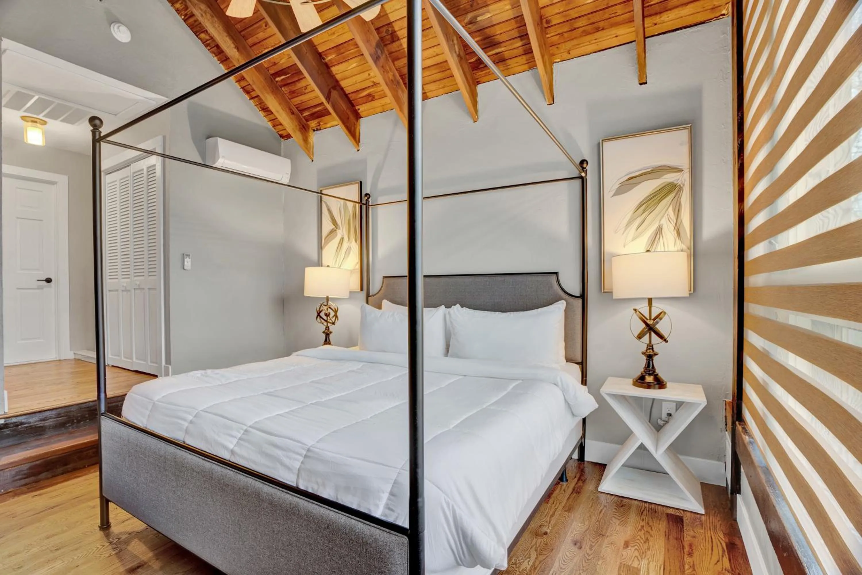 Bed in Chimney Hill Estate Inn