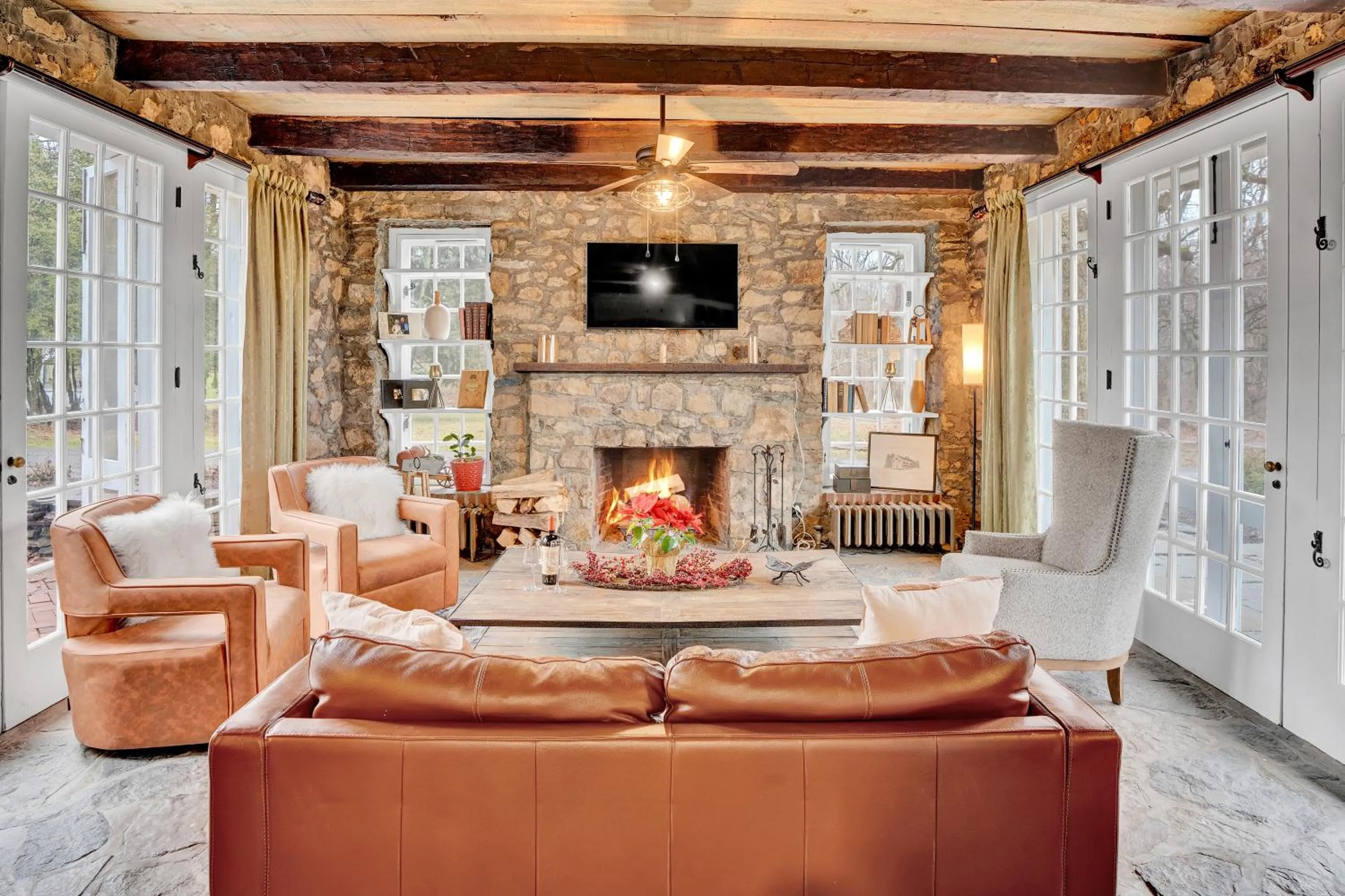 Communal lounge/ TV room in Chimney Hill Estate Inn