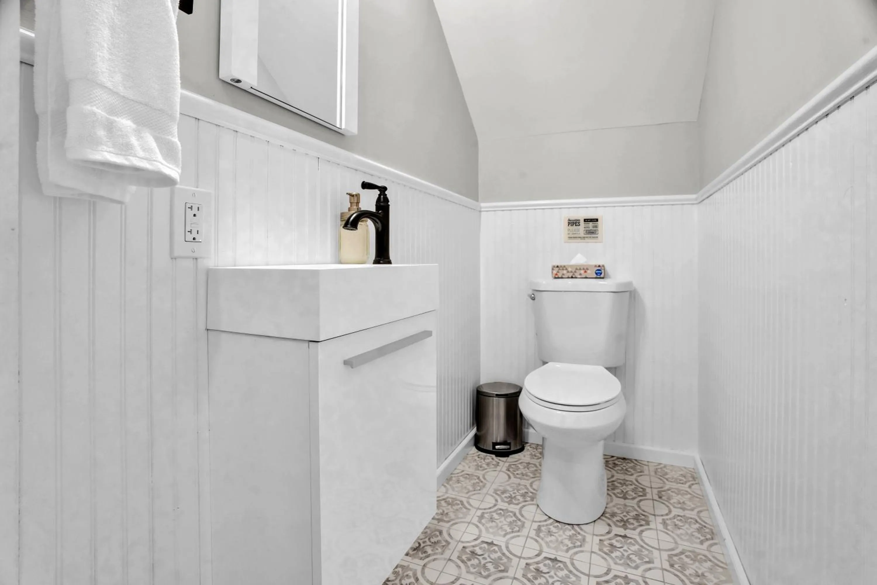 Toilet in Chimney Hill Estate Inn