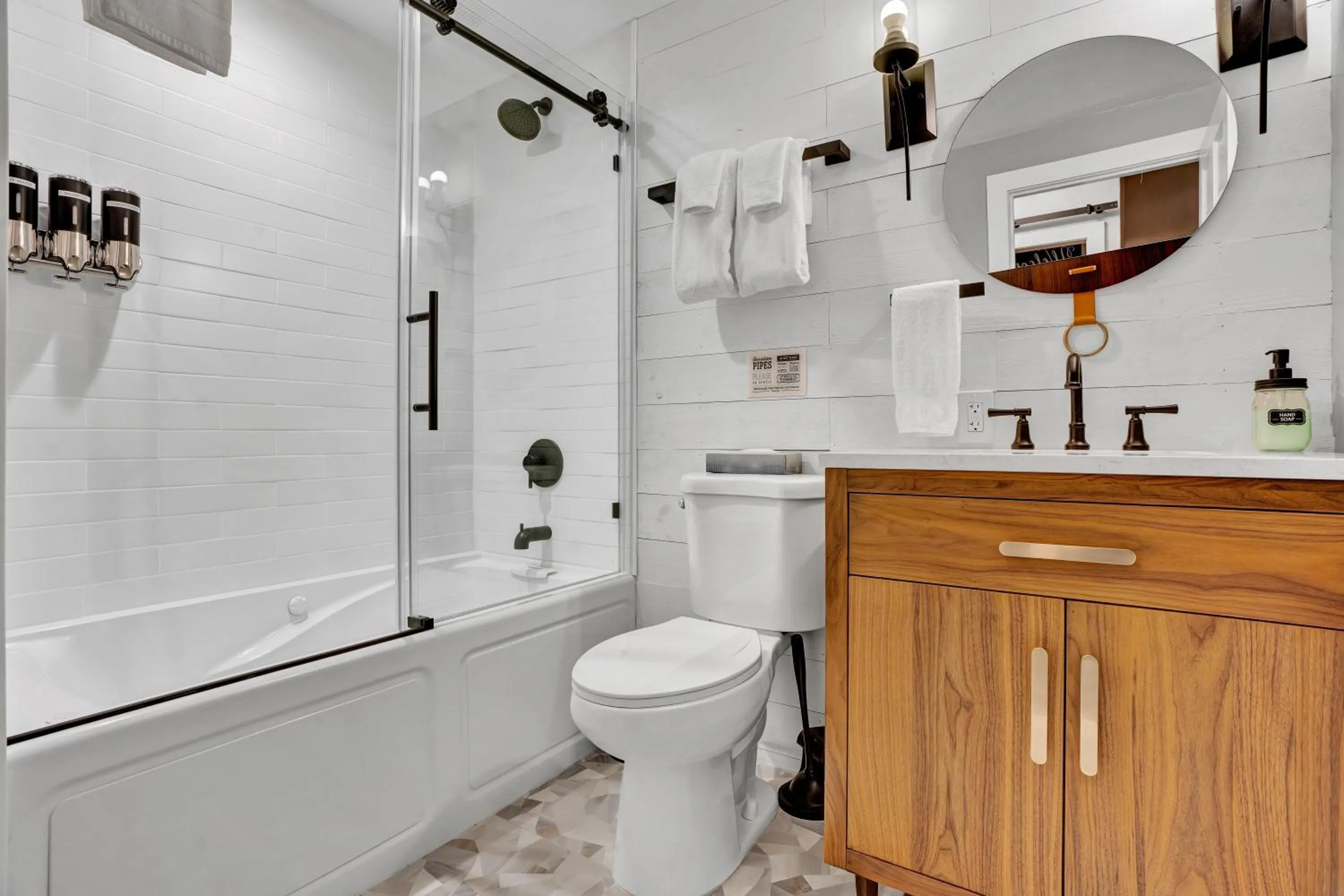 Shower in Chimney Hill Estate Inn