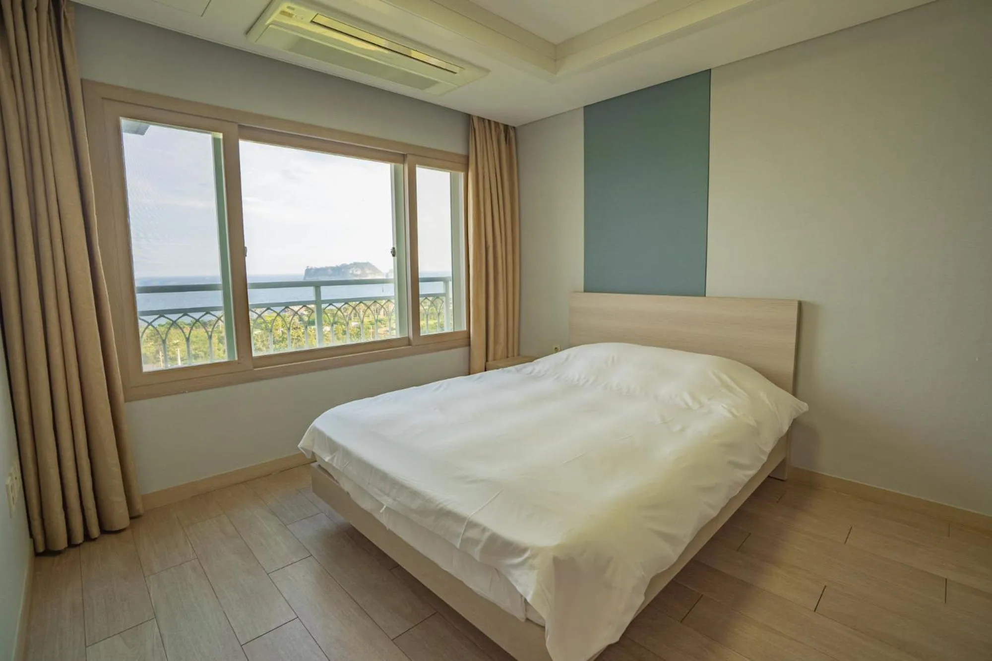 Bedroom, Bed in Seaore Resort