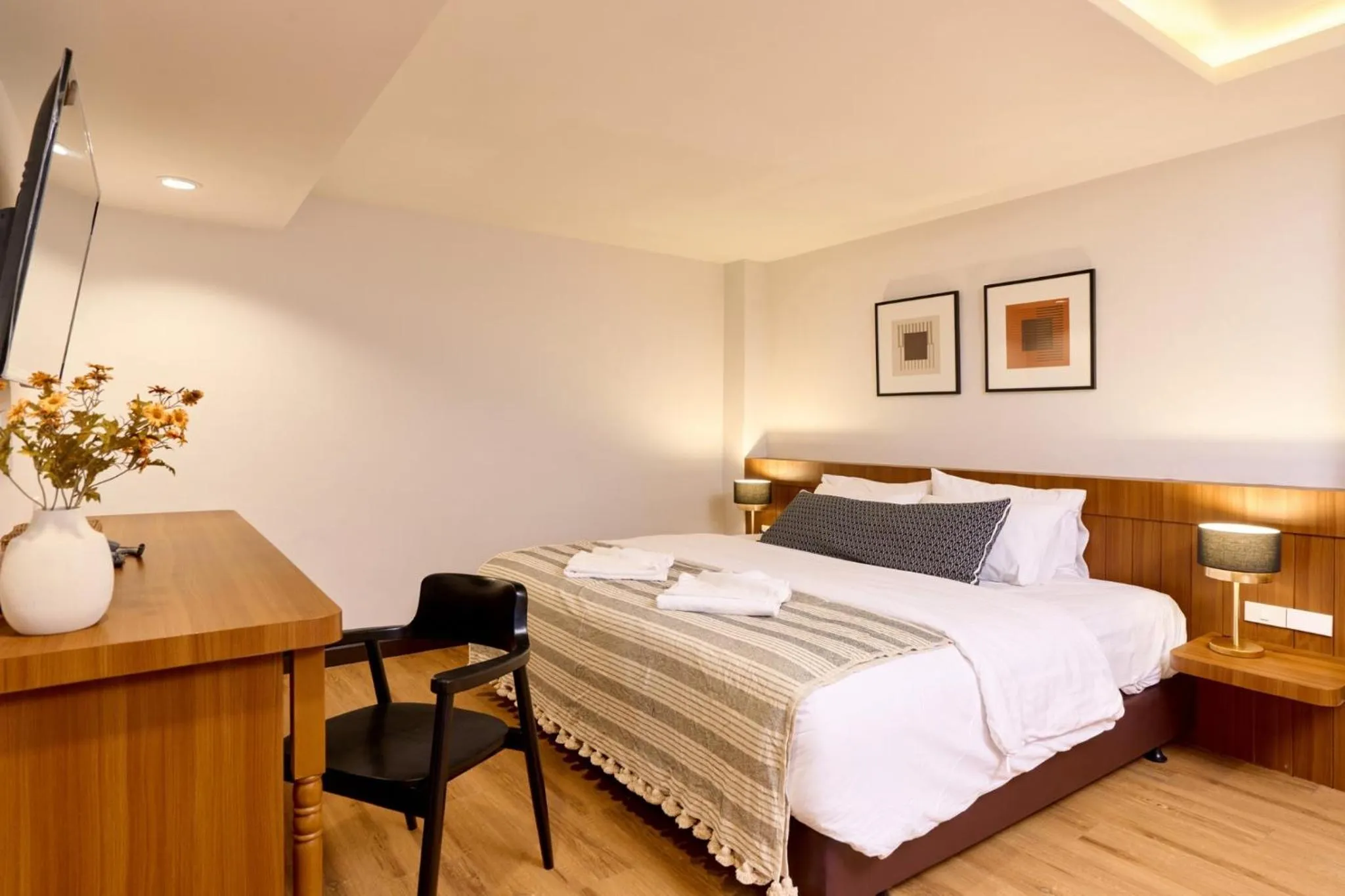 Photo of the whole room, Bed in Be Phrasingh Hotel Chiang Mai