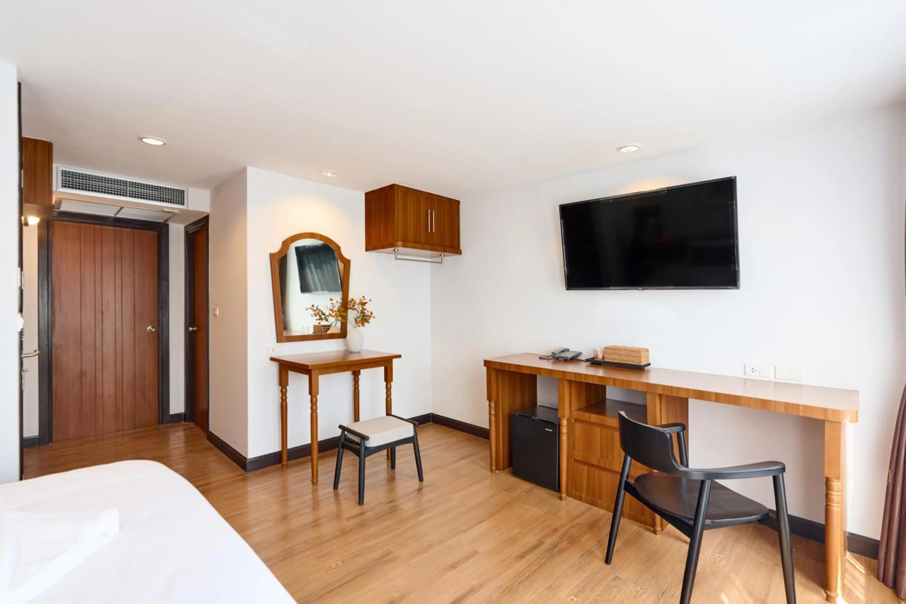 Photo of the whole room, Bed in Be Phrasingh Hotel Chiang Mai