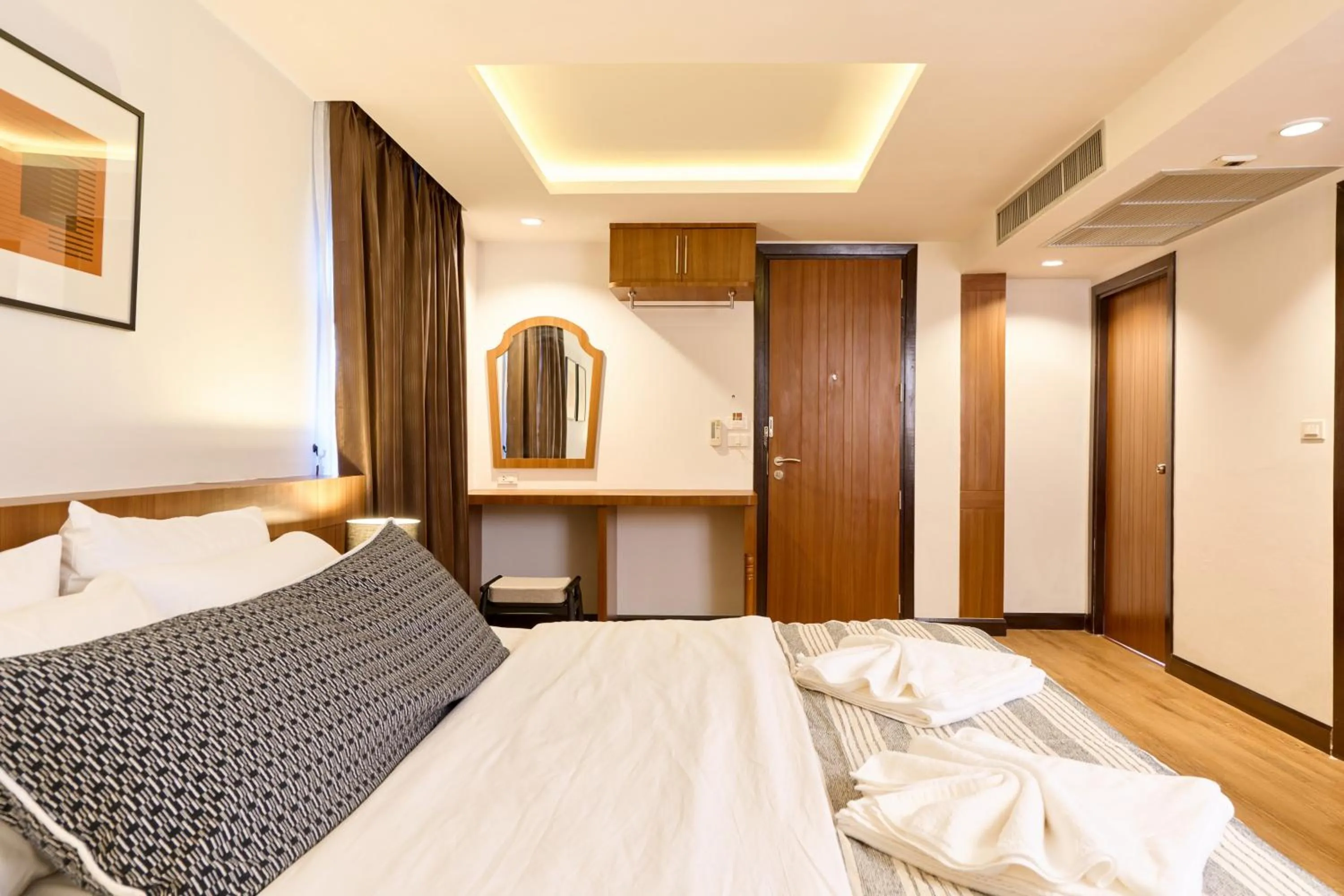 Photo of the whole room, Bed in Be Phrasingh Hotel Chiang Mai