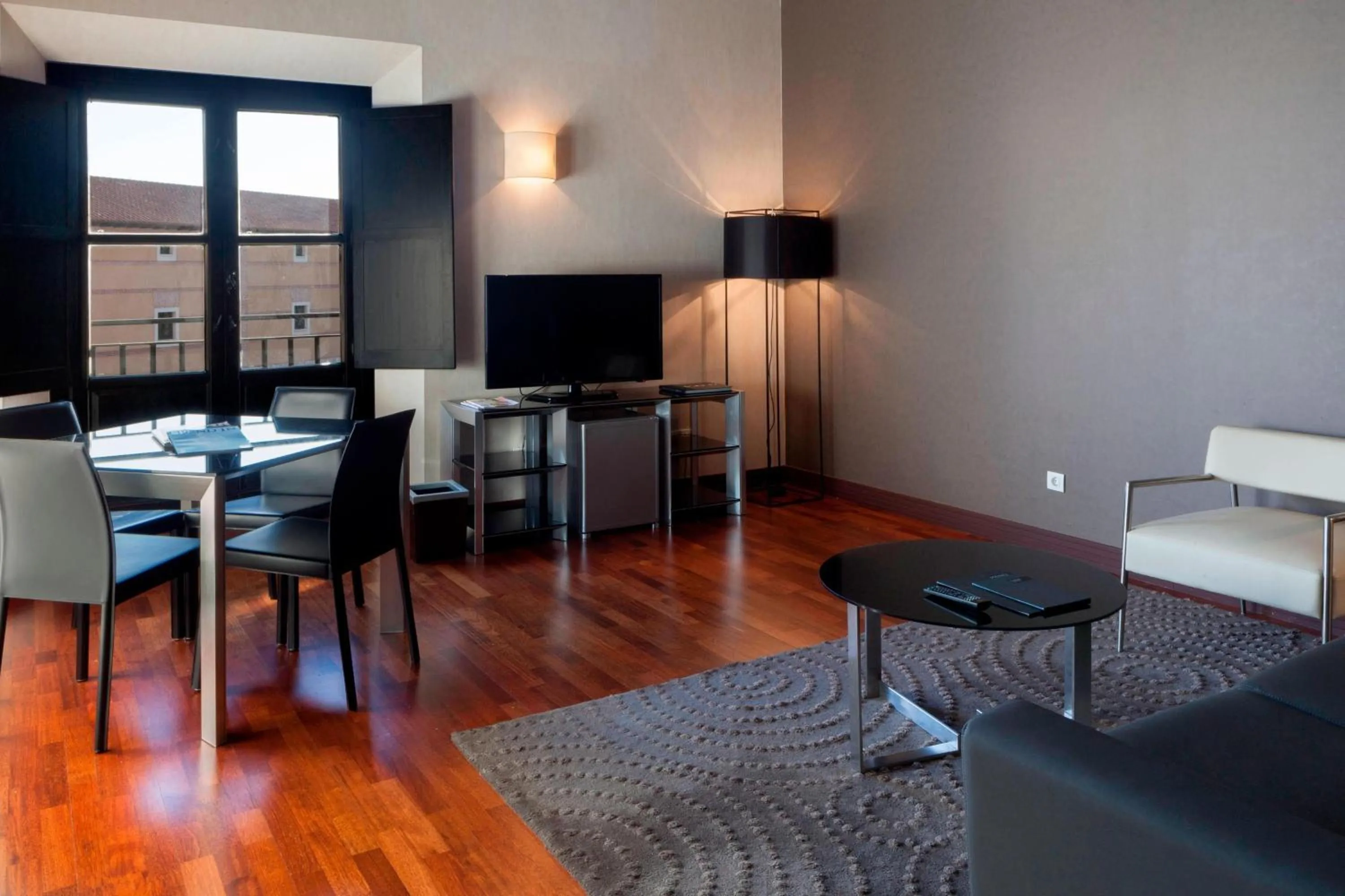 Living room in AC Hotel Palacio de Santa Ana by Marriott