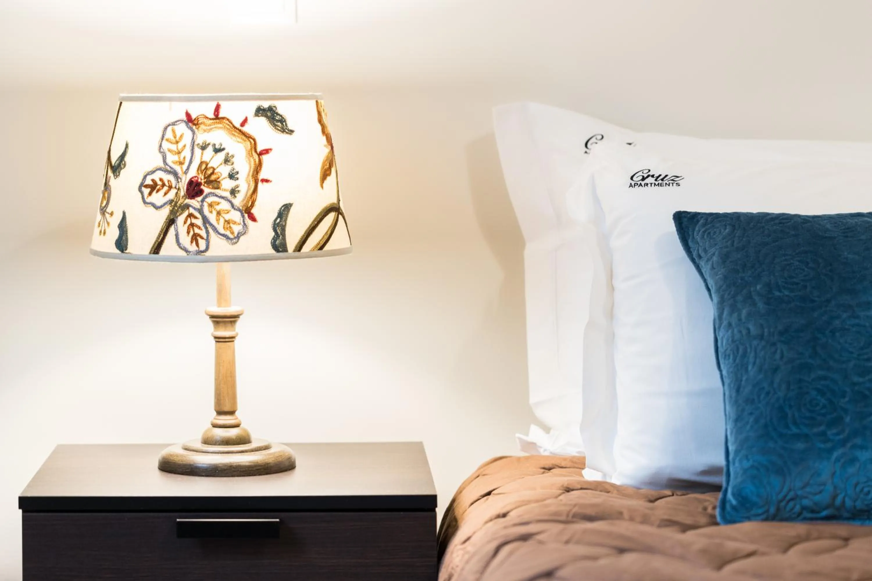 Decorative detail, Bed in Cruz Apartments