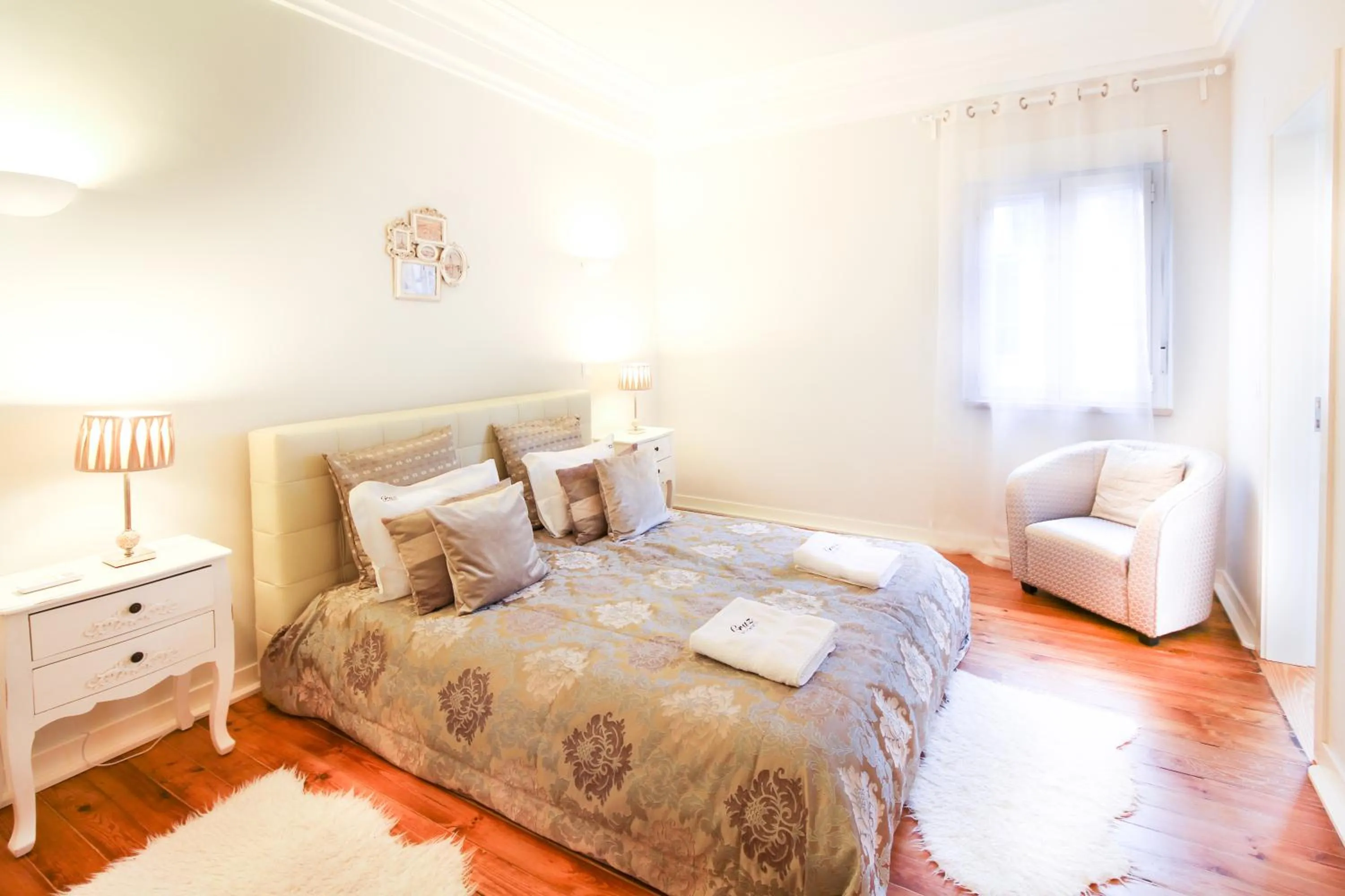 Bedroom, Bed in Cruz Apartments