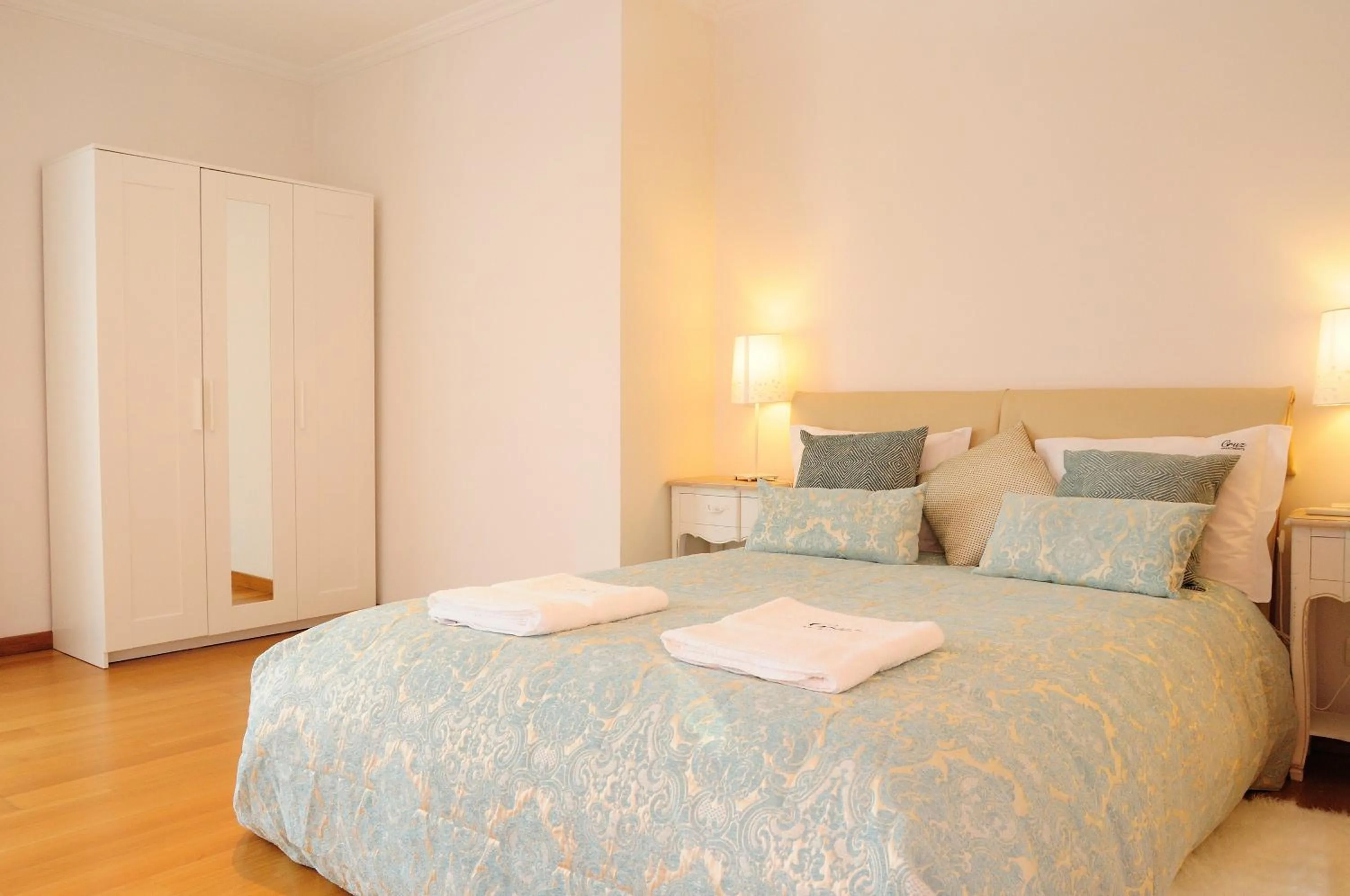 Bedroom, Bed in Cruz Apartments