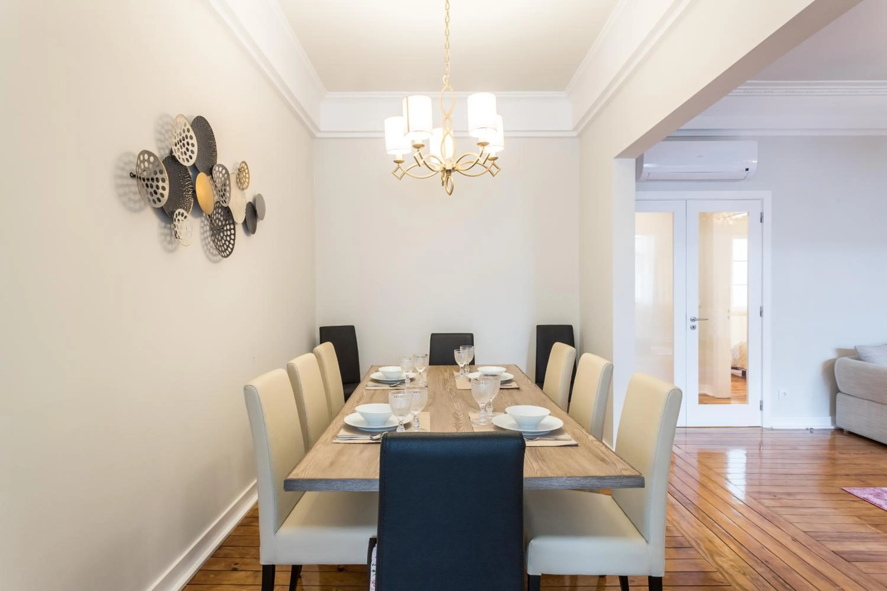 Dining area in Cruz Apartments